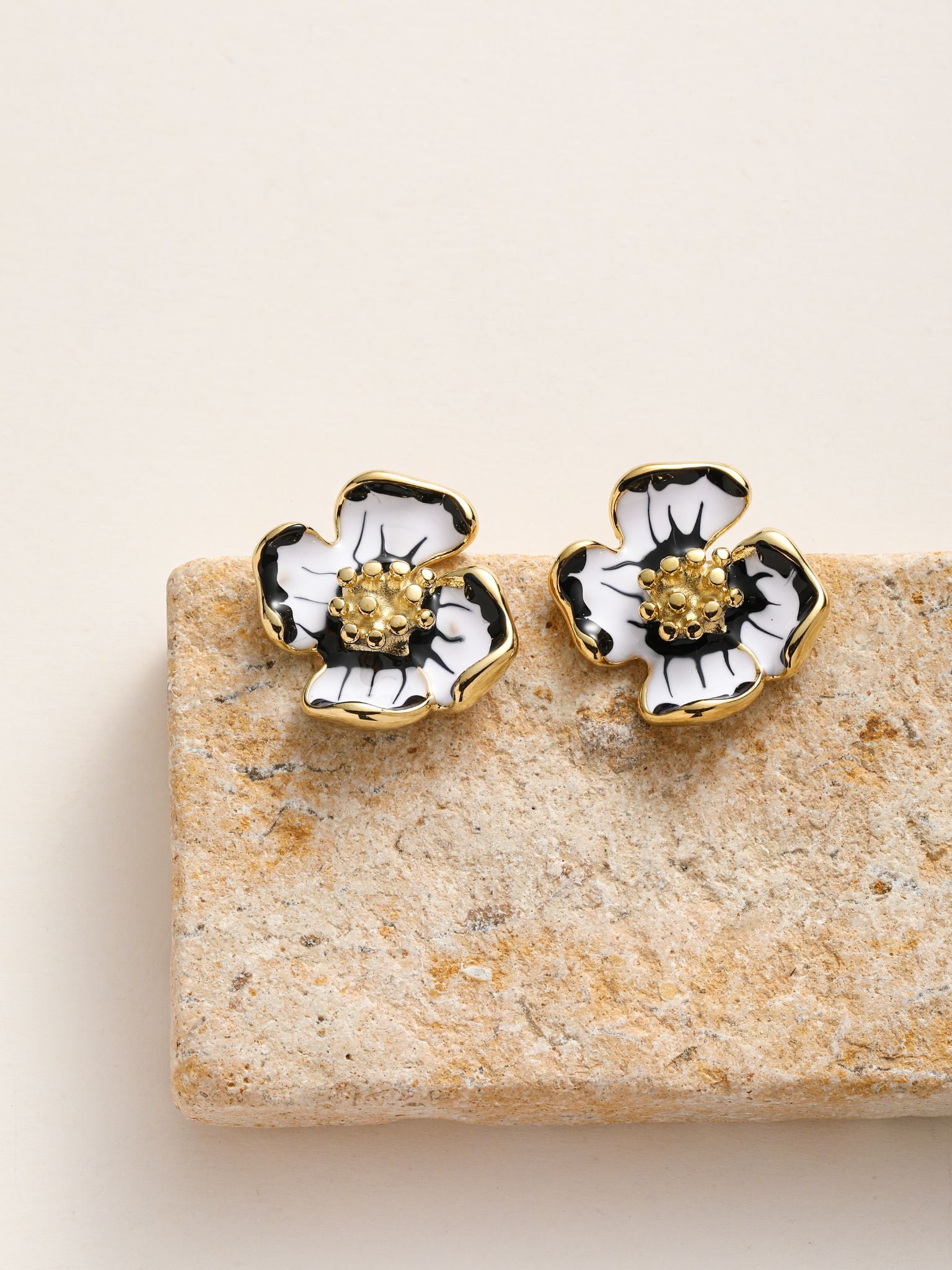 Orecchini a fiore con smalto
