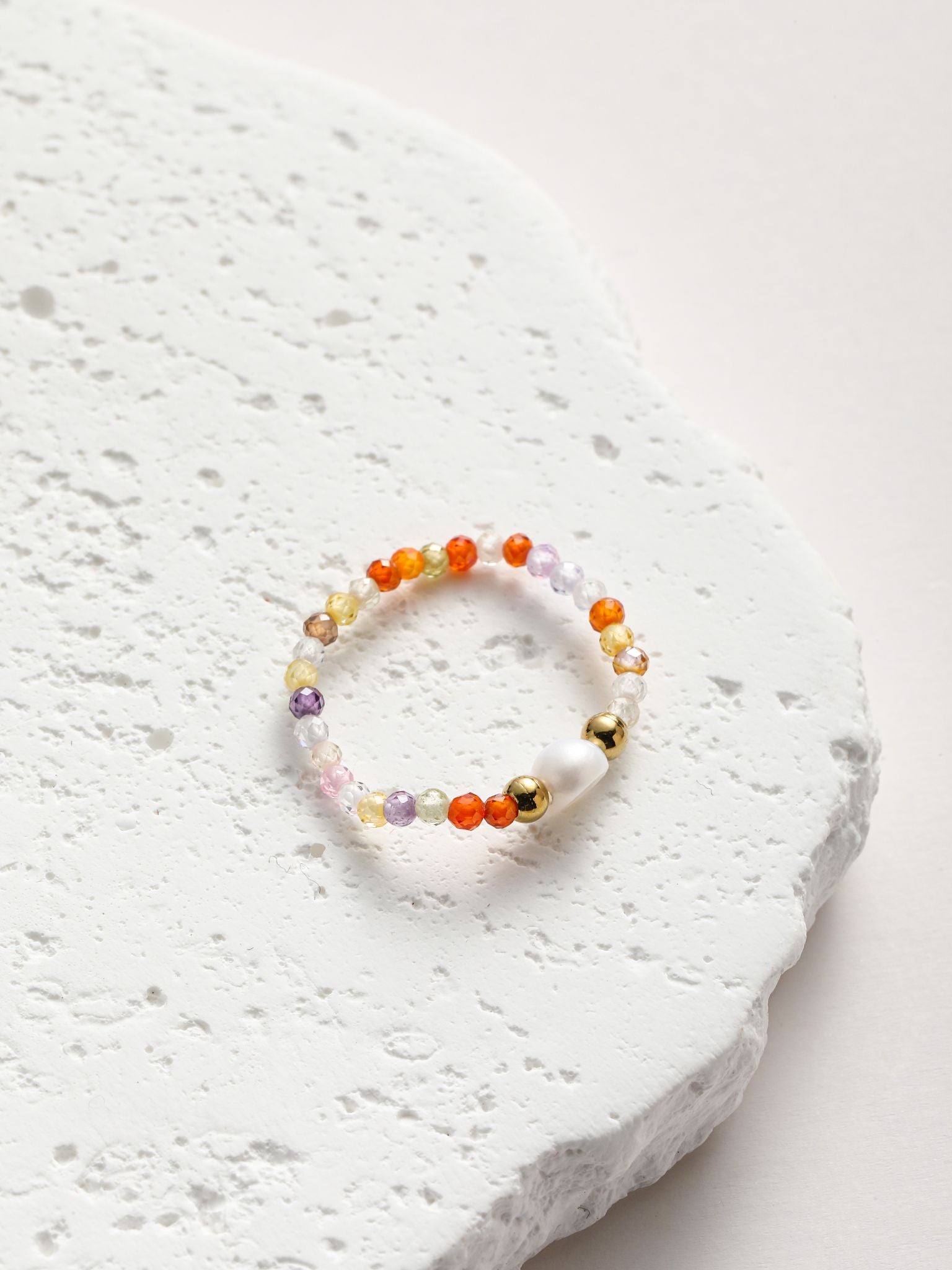 Anello in perla fiume e pietra dura