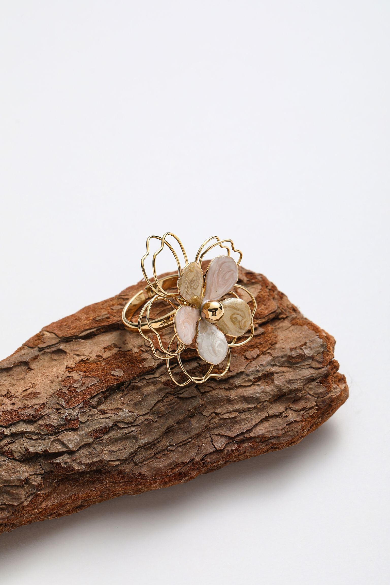 Anello con il fiore floreale in smalto