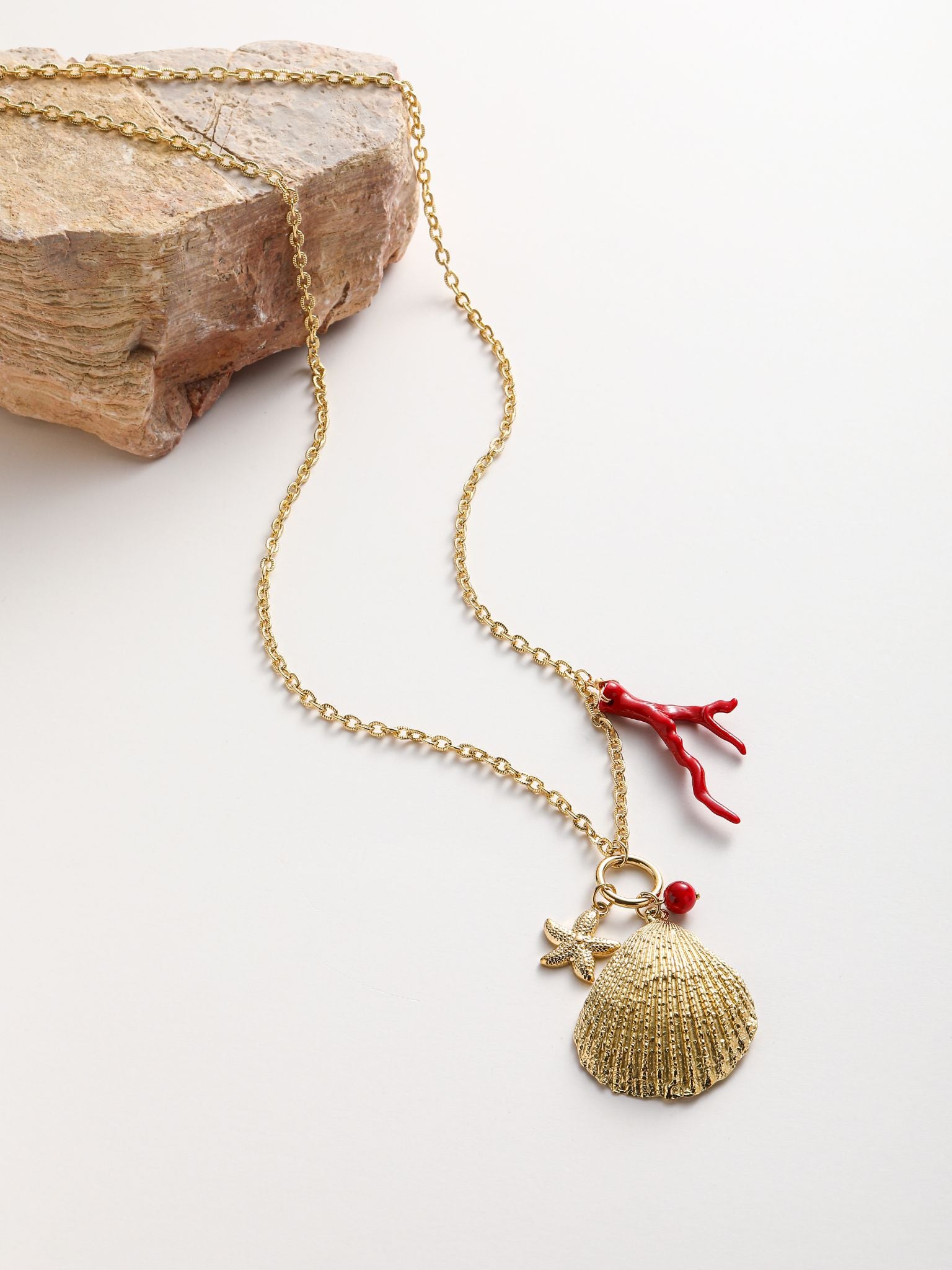 Collana con conchiglia e stella marina pedente