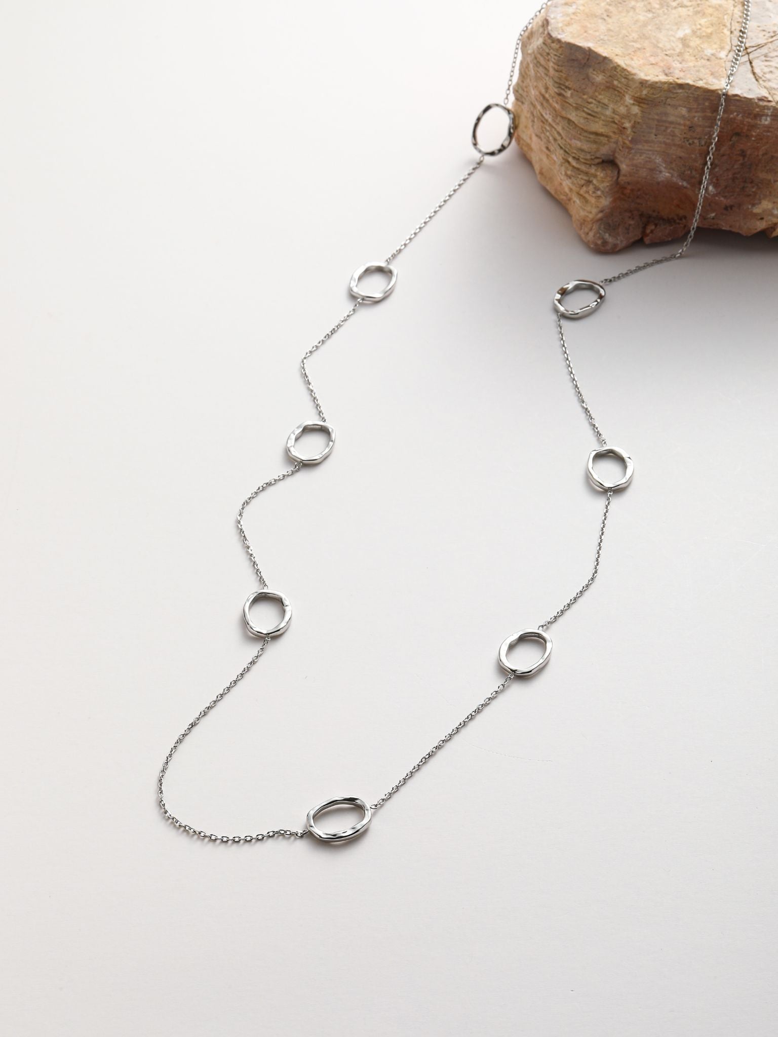 Collana con varie pezzi acciaio a forma irregolare