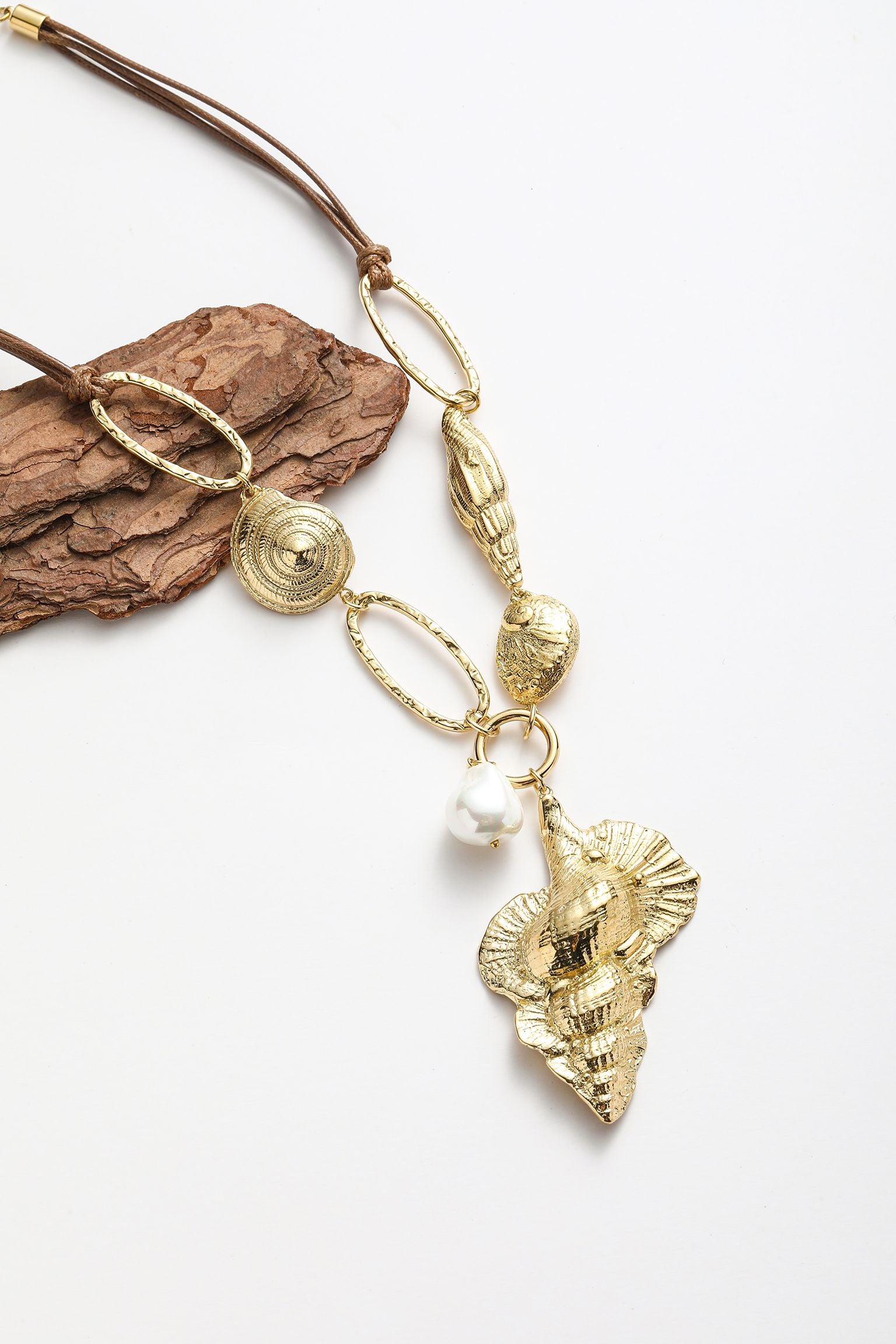 Collana con conchiglia e corallo pedente