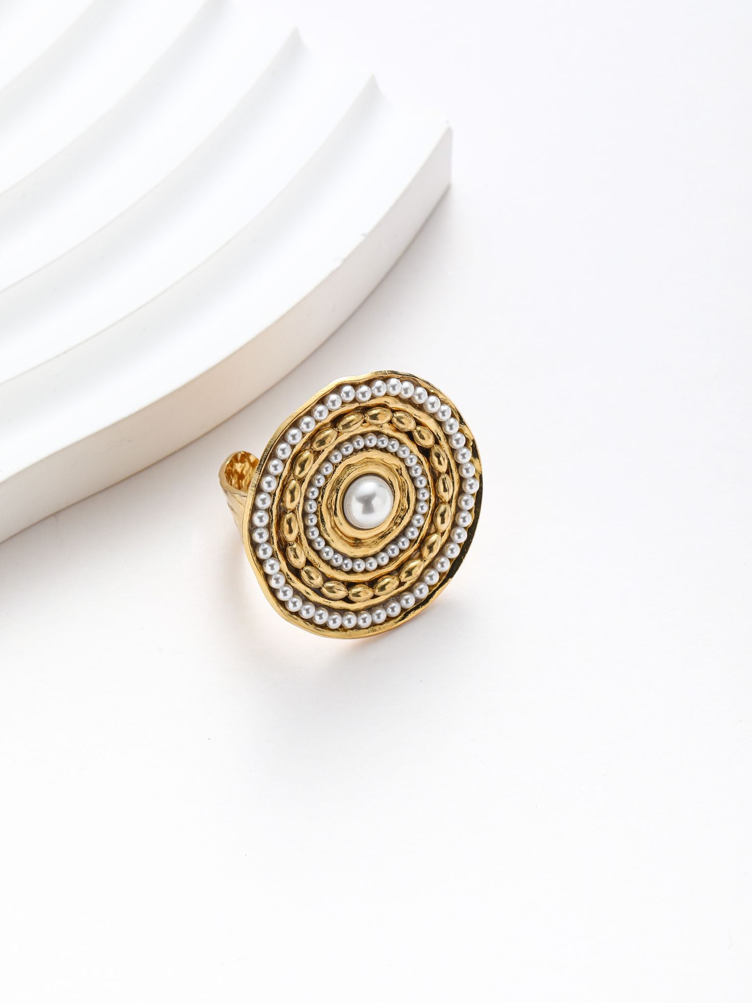 Anello con perline bianche rotondo