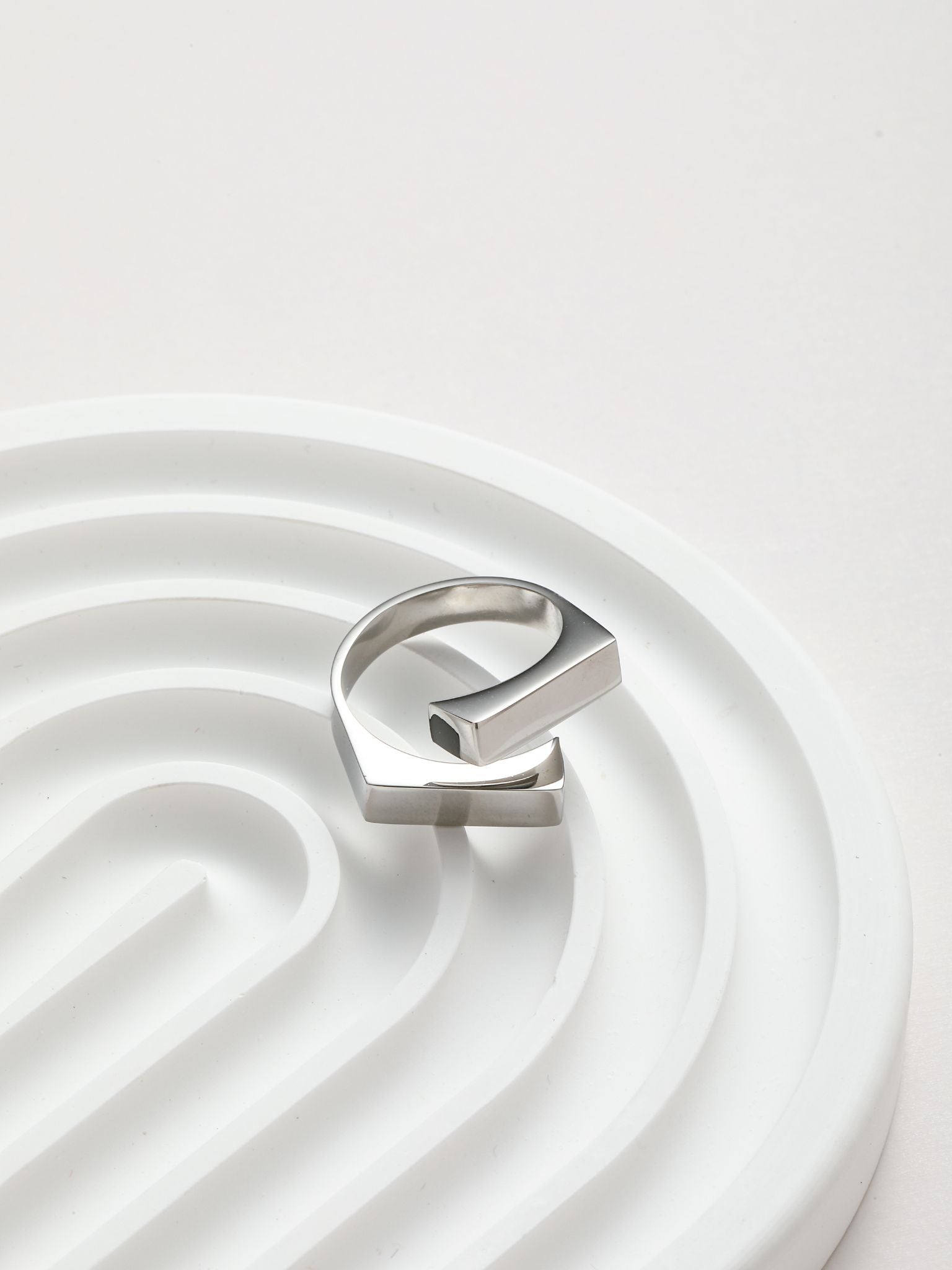 Anello in forma geometric