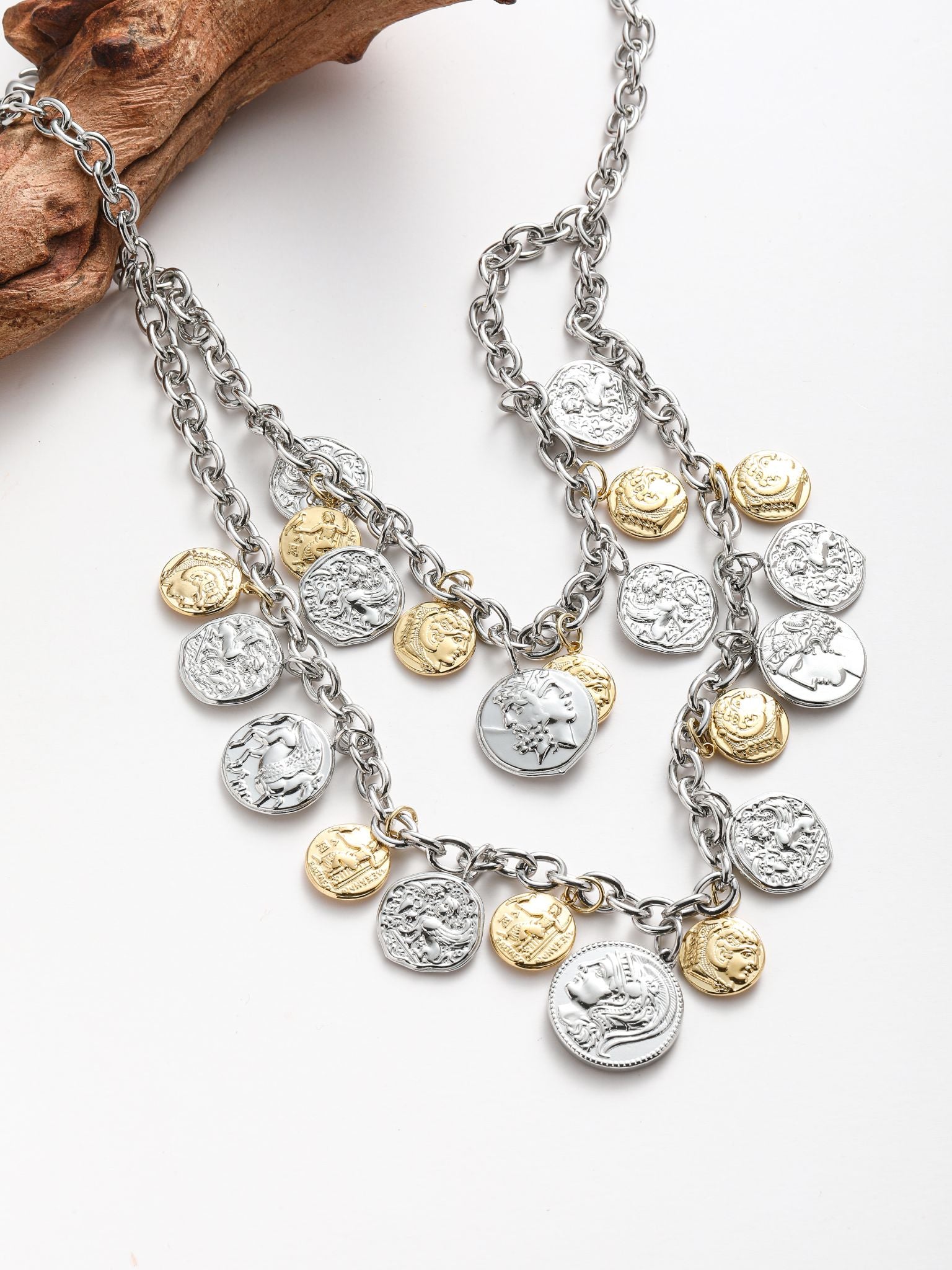 Collana con pedenti monete