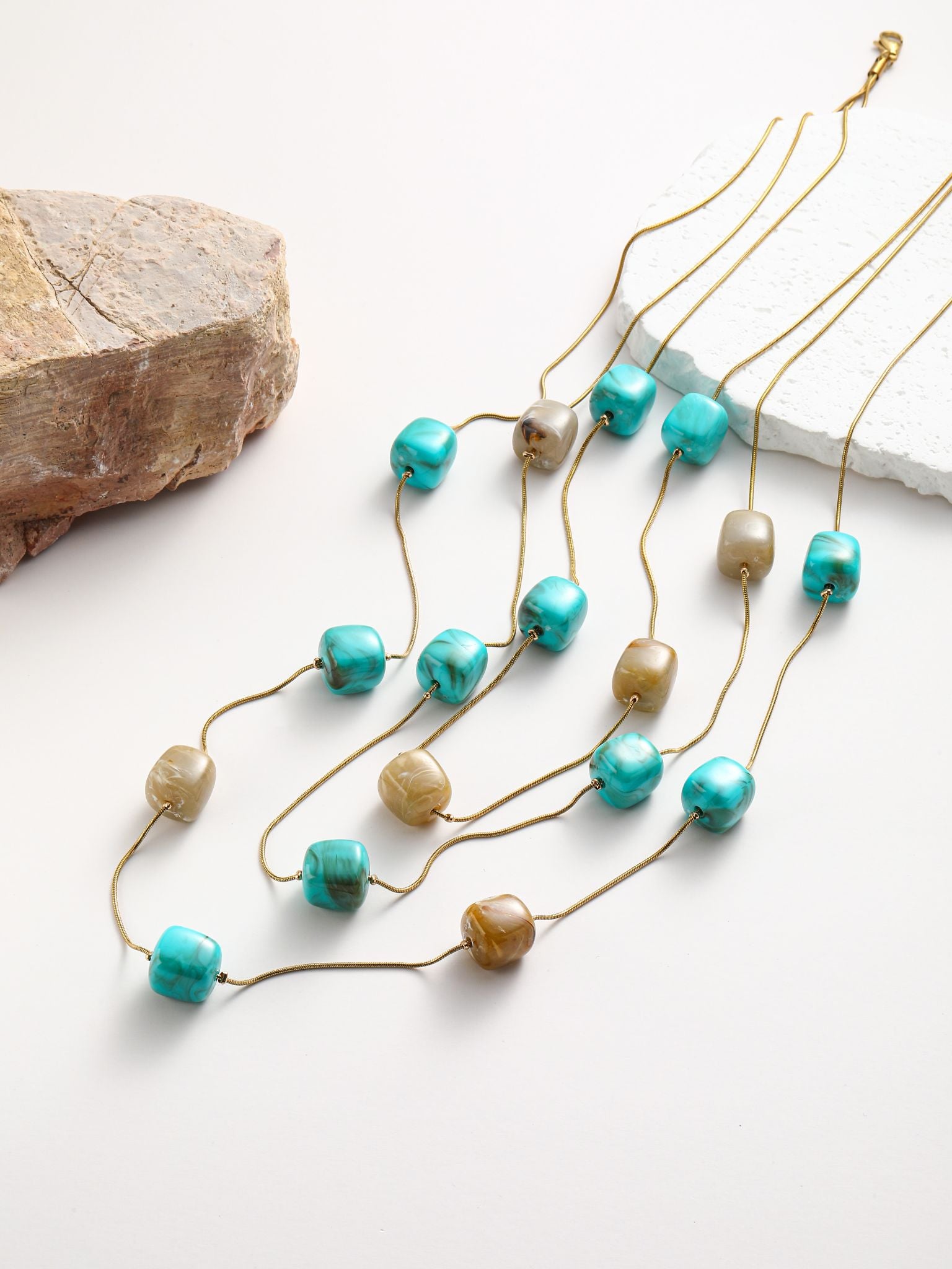 Collana a catene serpente oro con perline resina