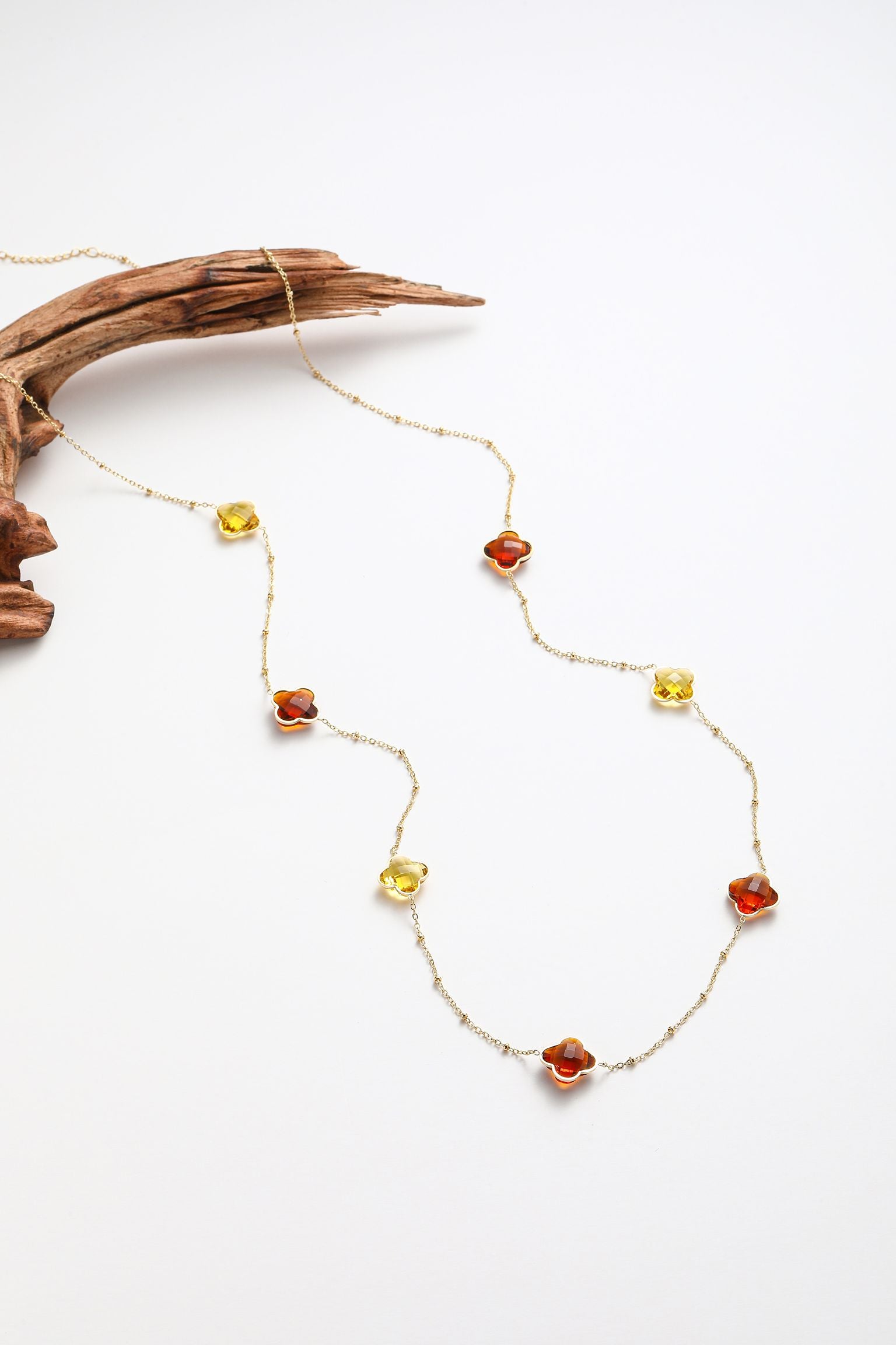 Collana con strass a forma quadrifoglio