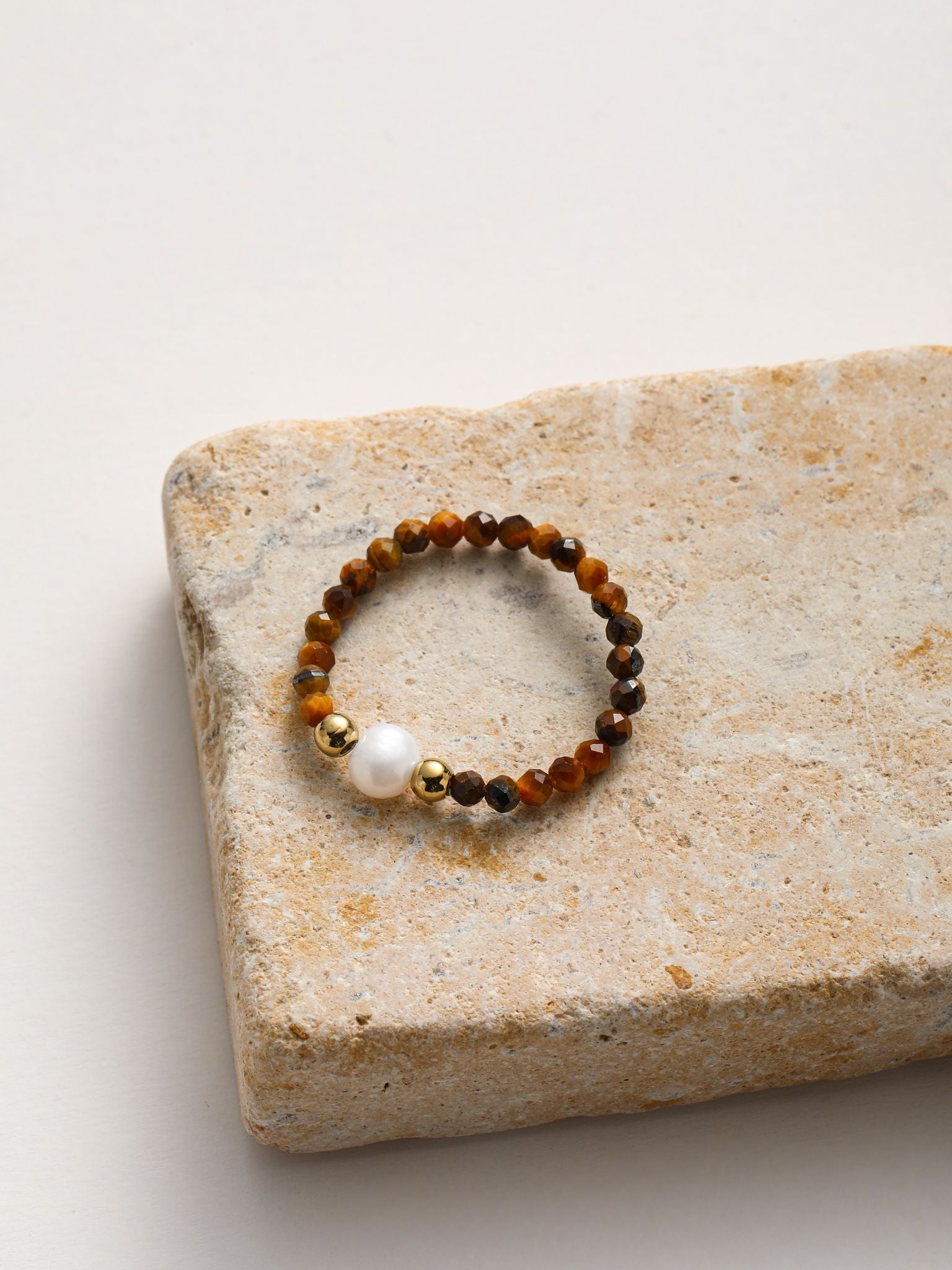 Anello in perla fiume e pietra dura