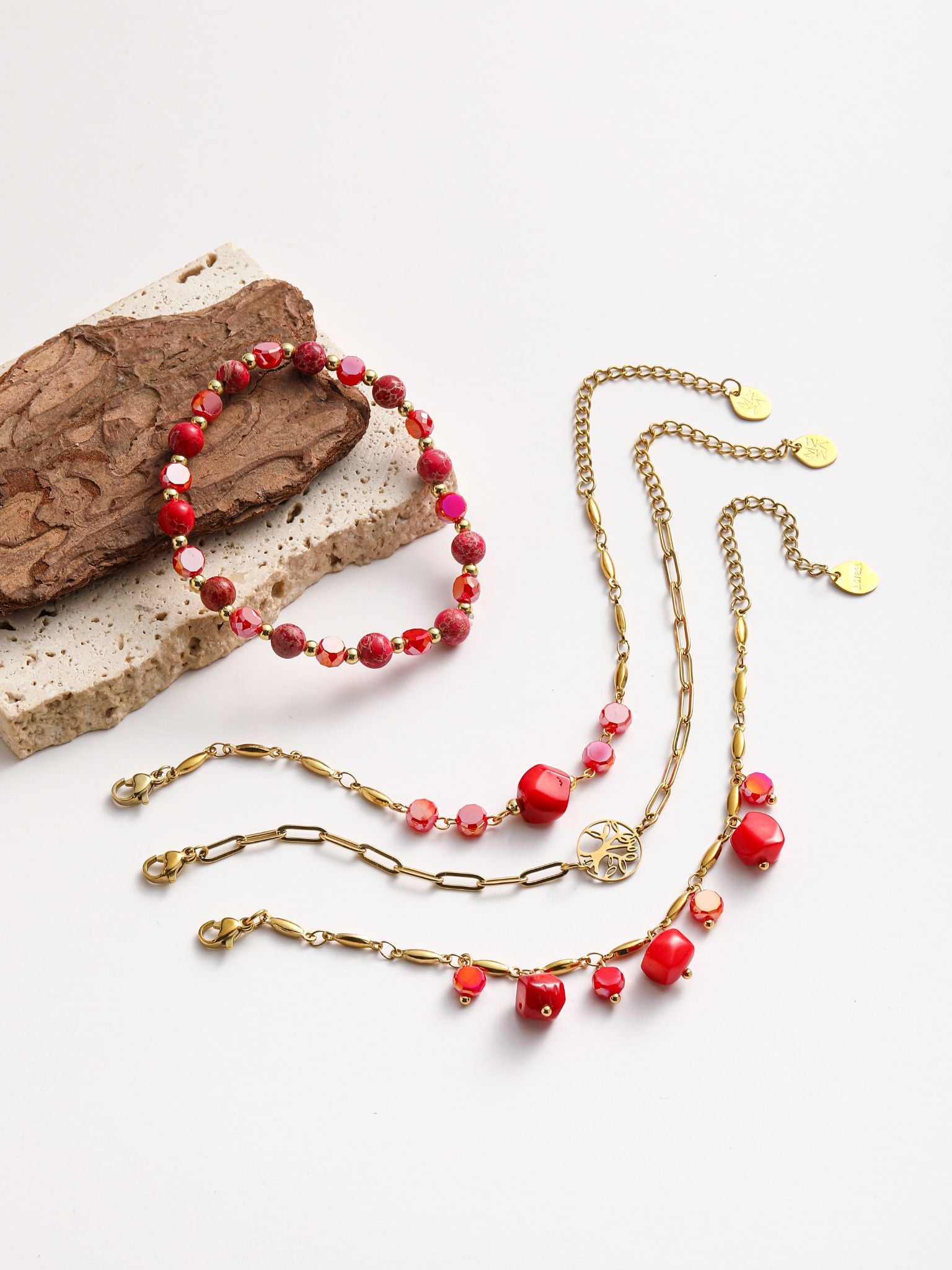 Bracciale pietra e cristalli infilato con la corda