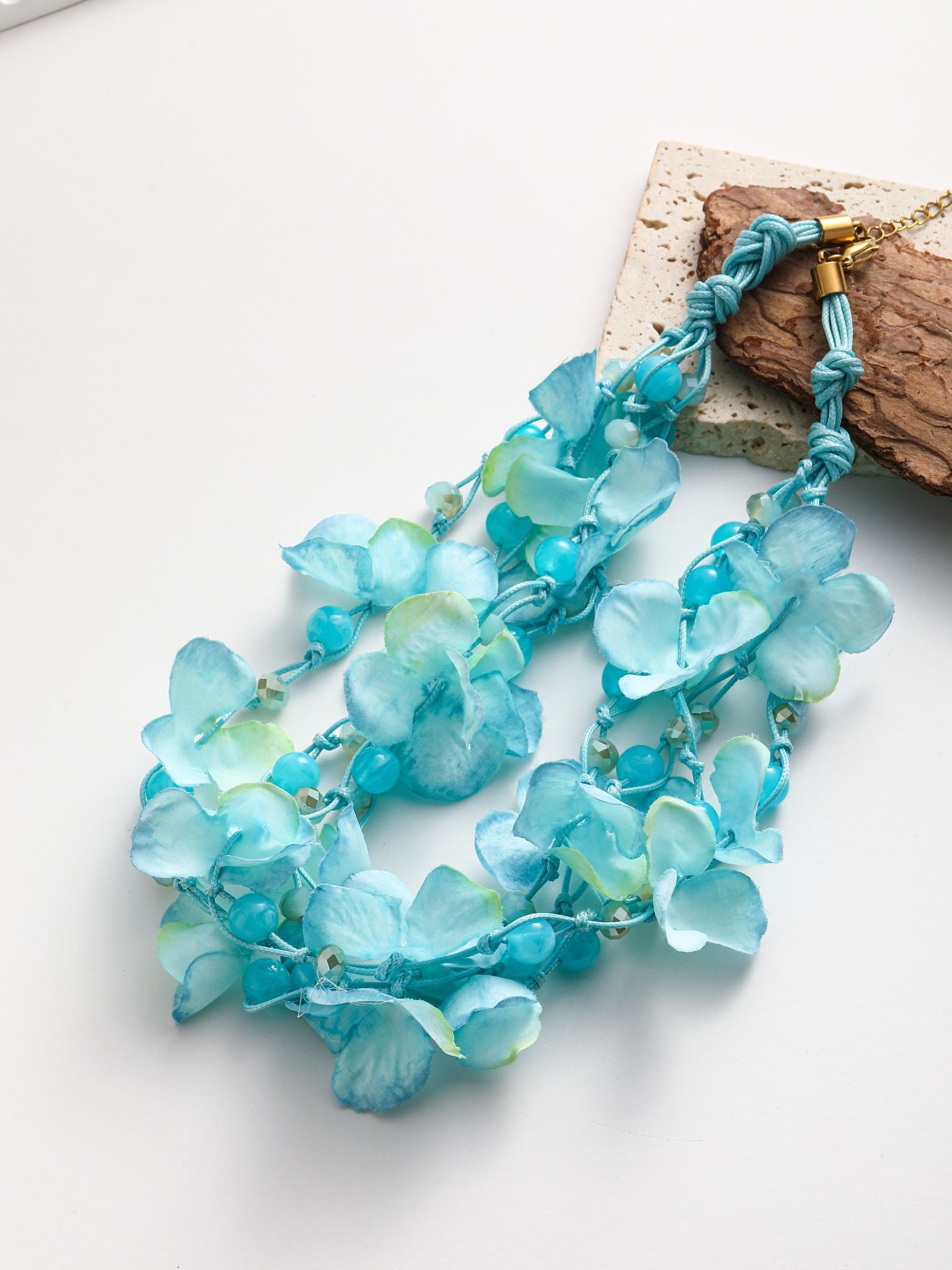 Girocollo multi strati con fiore in tessuto e perl