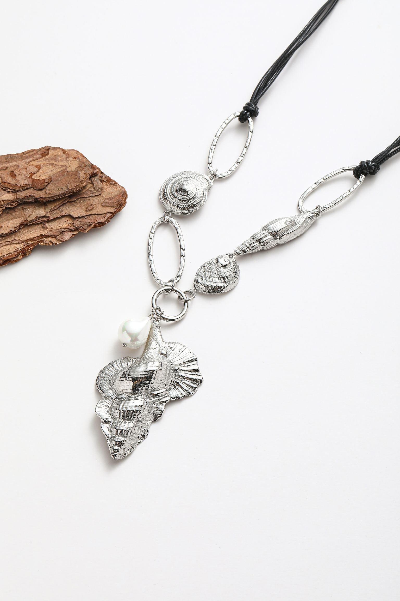 Collana con conchiglia e corallo pedente