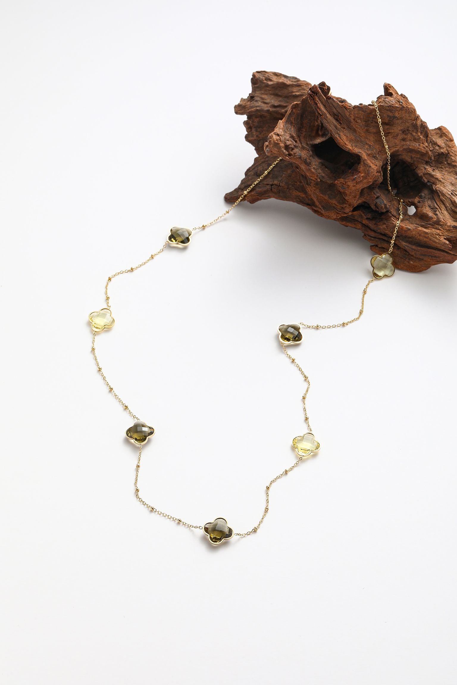 Collana con strass a forma quadrifoglio