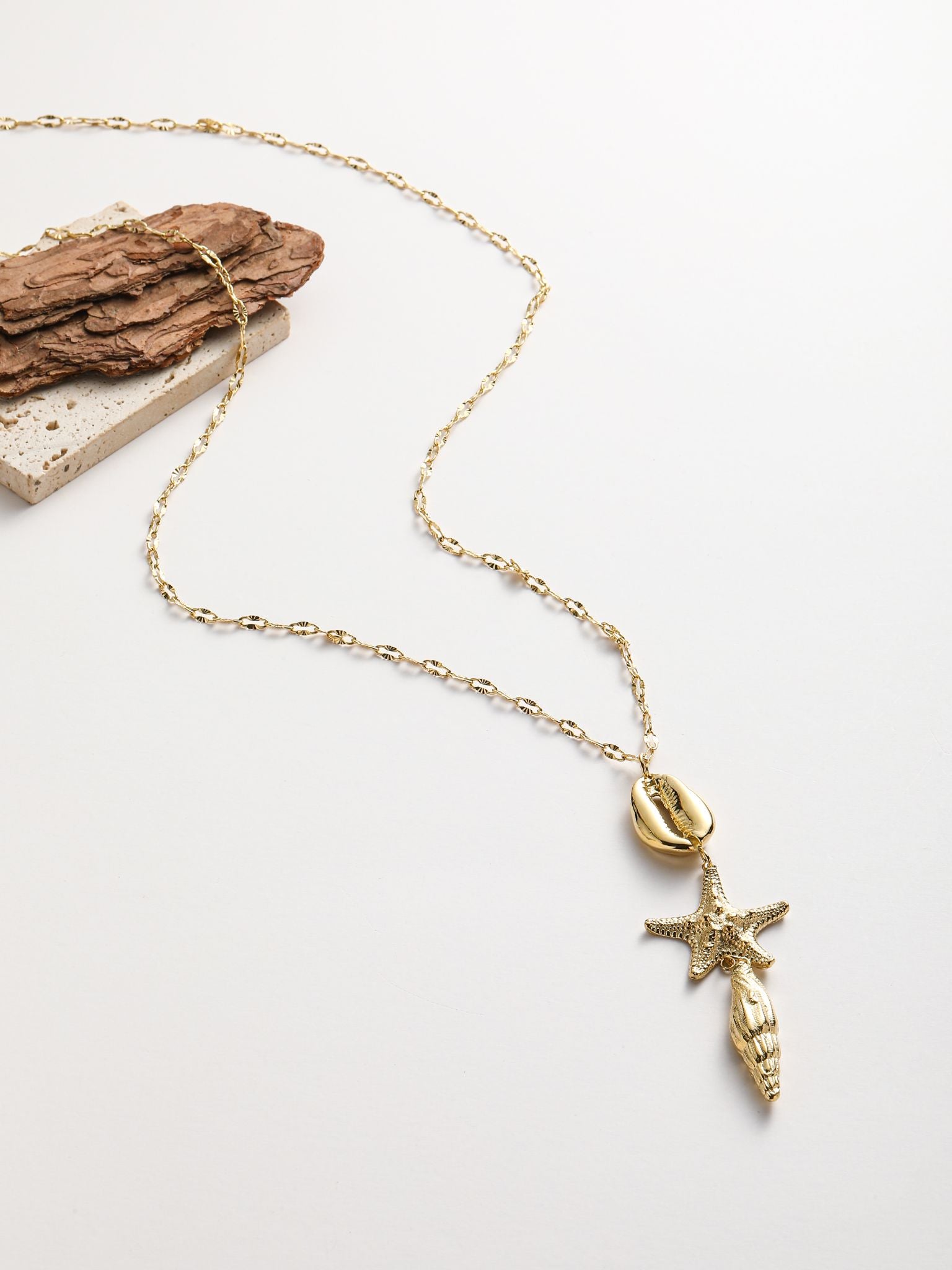 Collana con conchiglia pedente