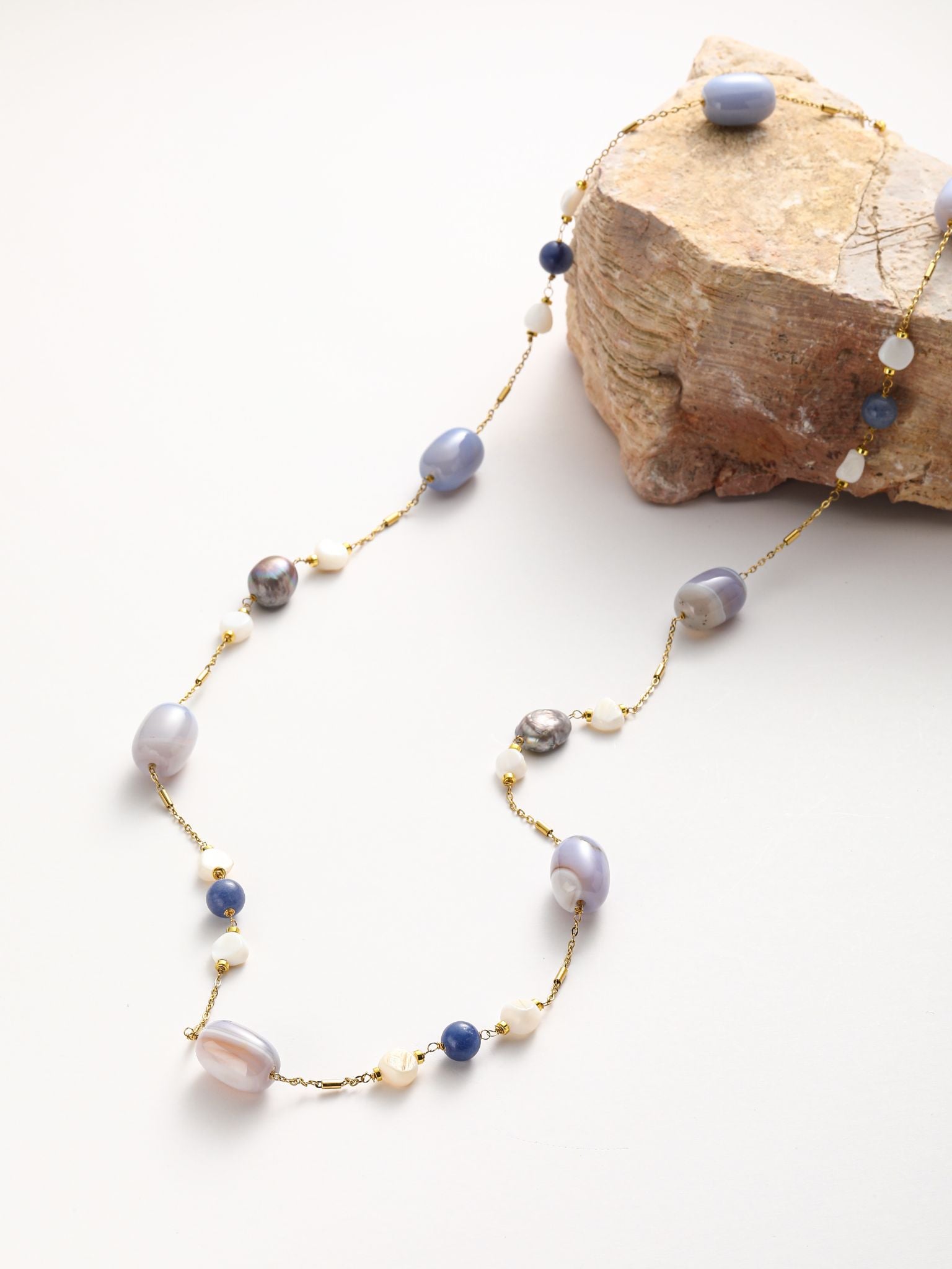 Collana in perle fiume e pietra dura