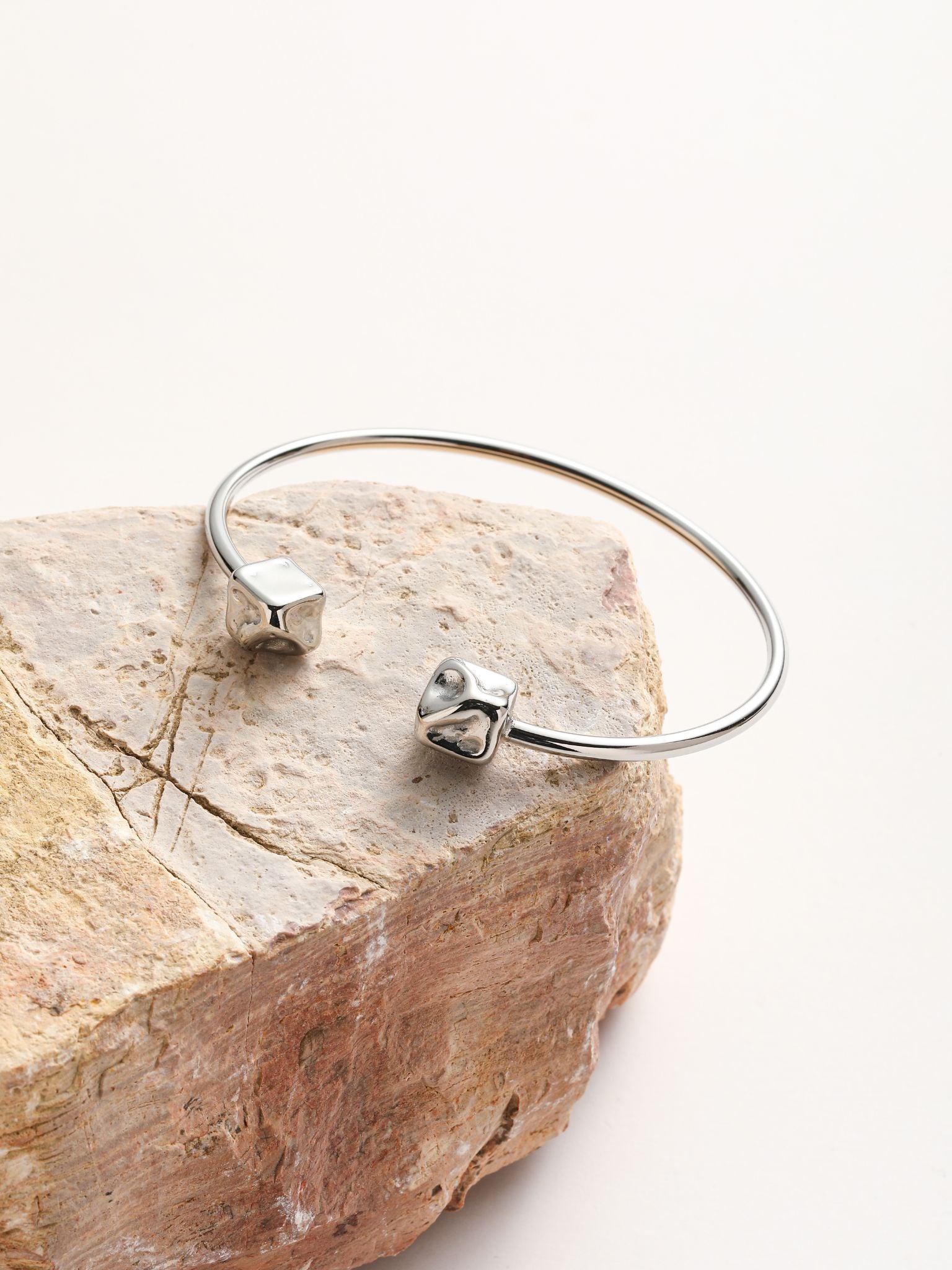 Bracciale rigido in acciaio