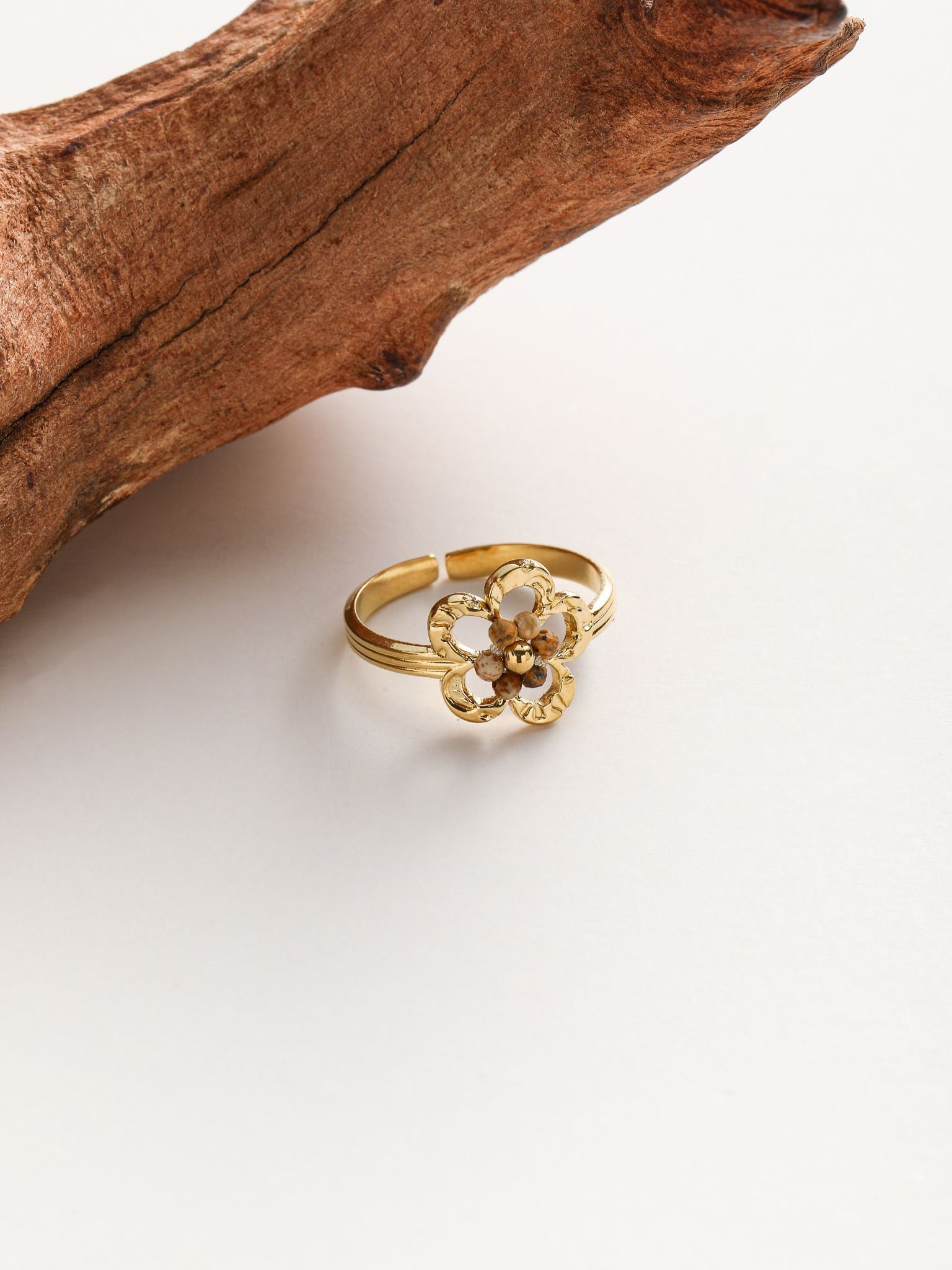 Anello con fiore in pietra dura