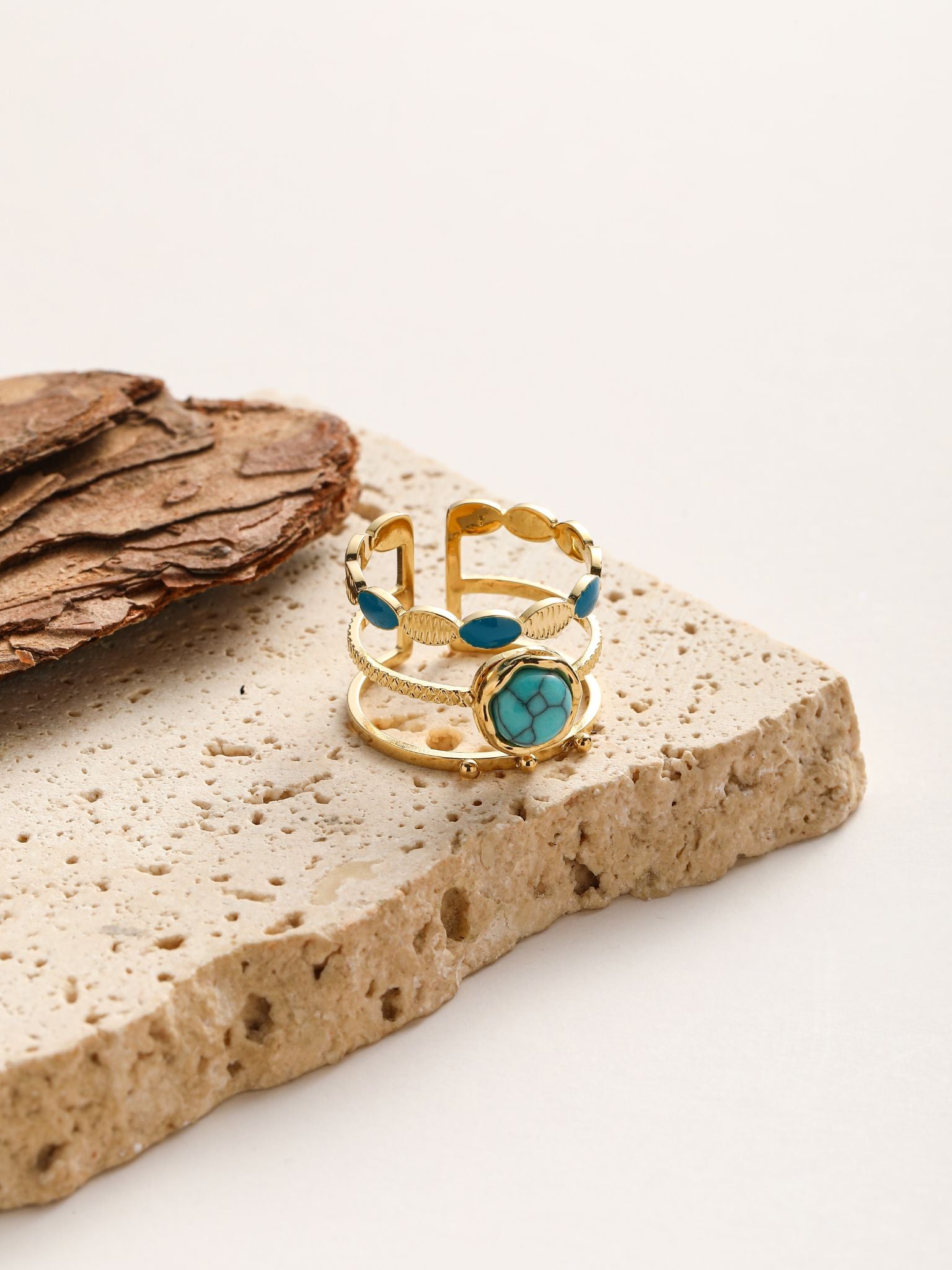 Anello con pietra e smalto