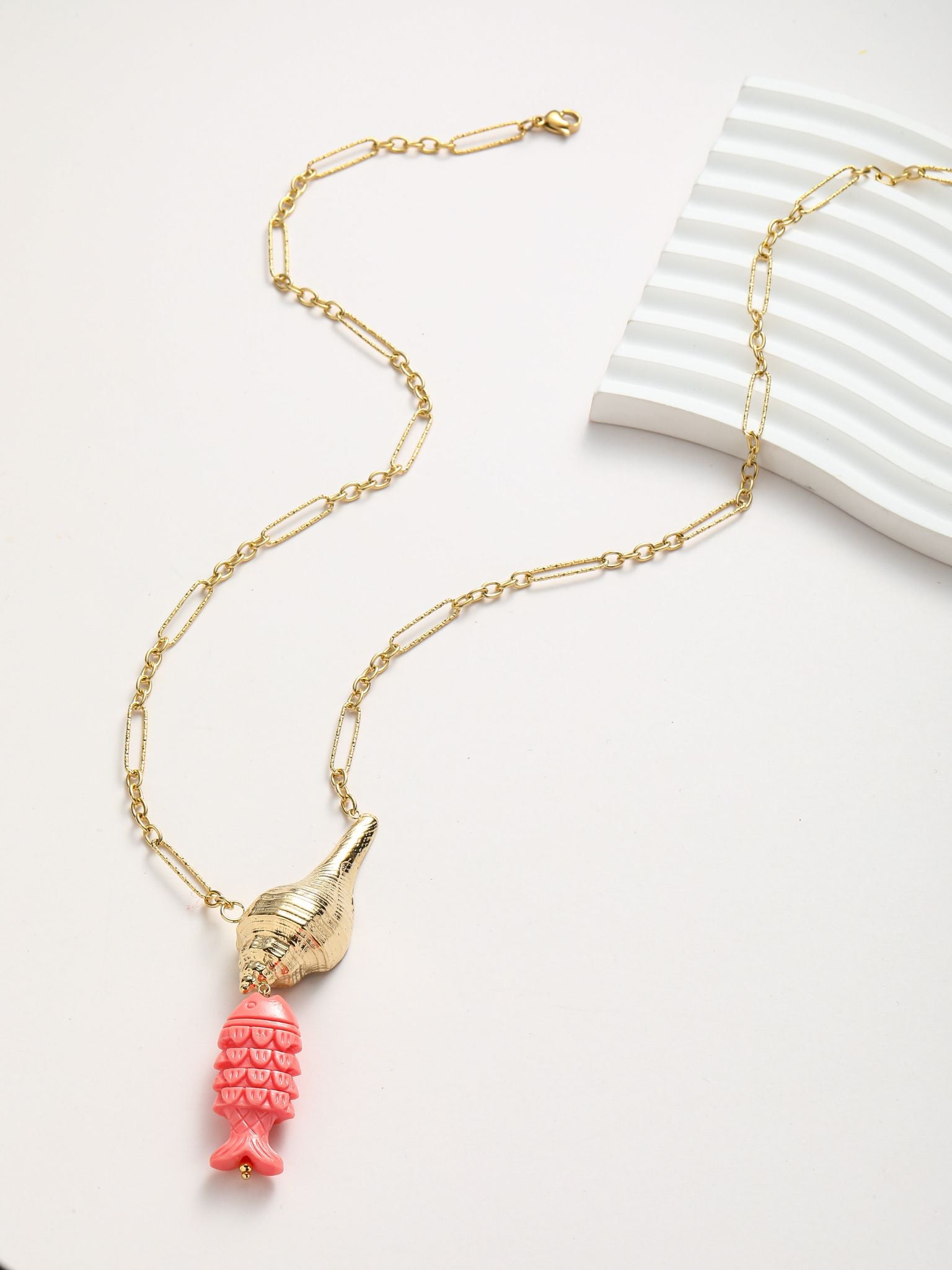 Collana con conchiglia e il pesce pedente