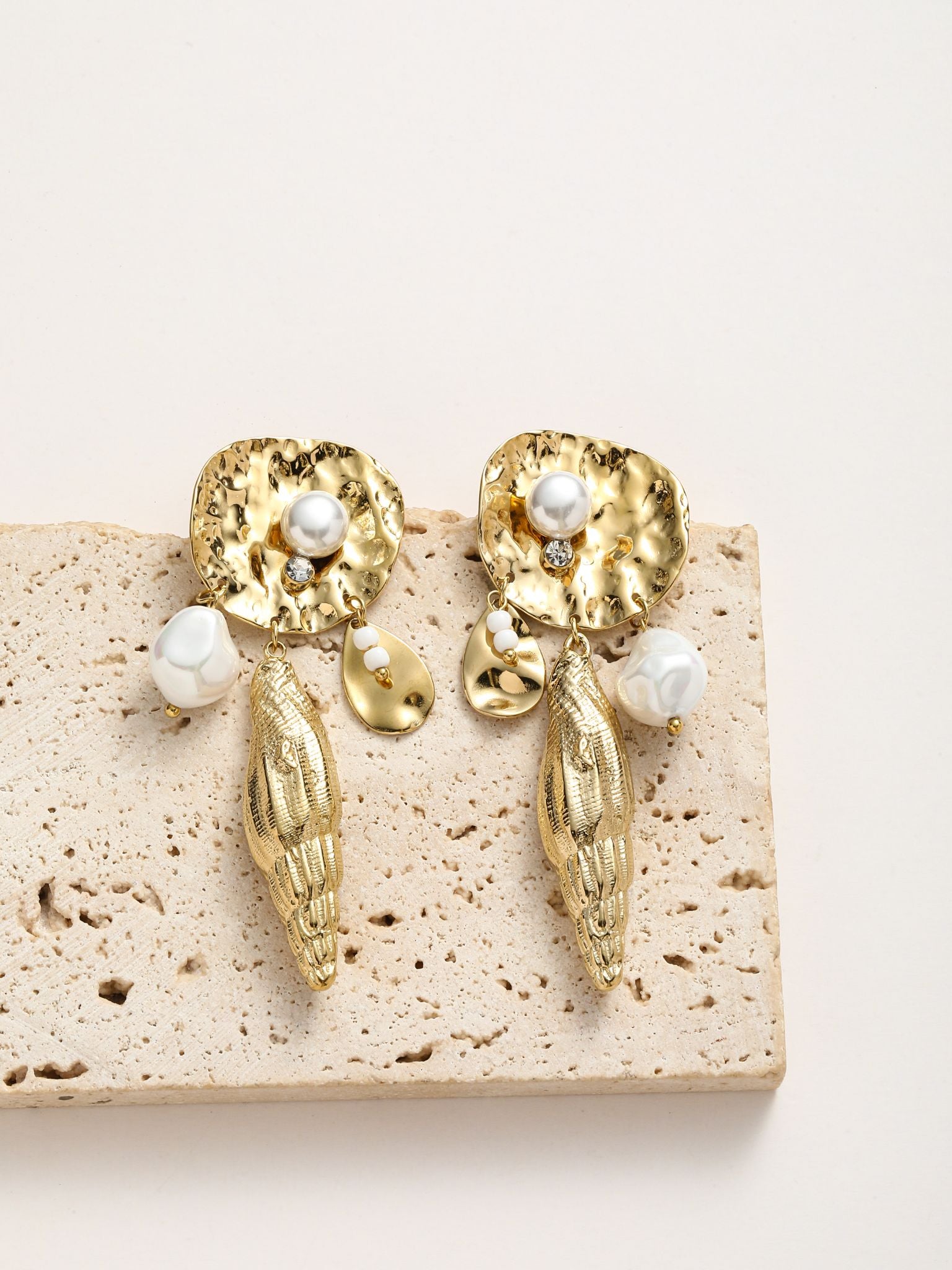 Orecchini con pedenti conchiglie