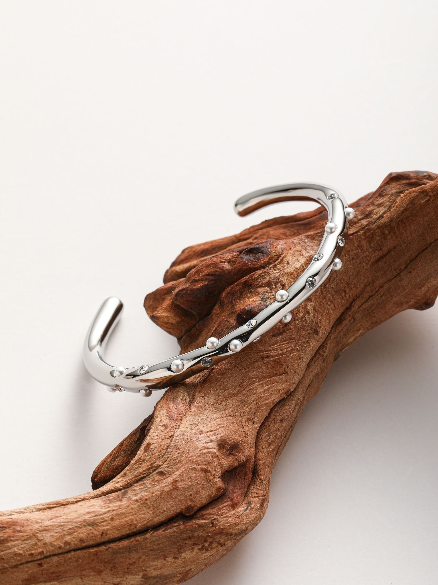 Bracciale rigido con perla di fiume e strass