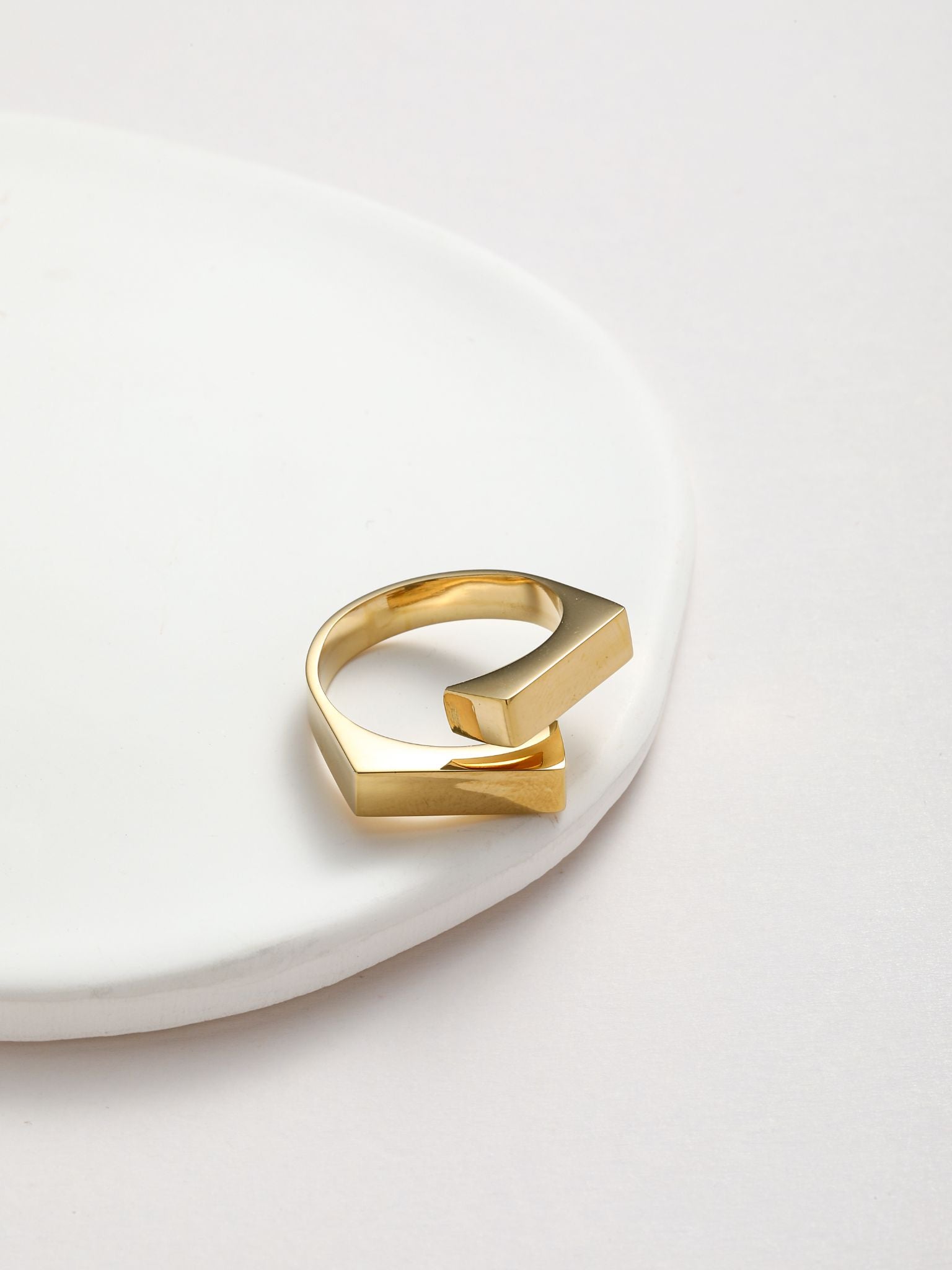 Anello in forma geometric