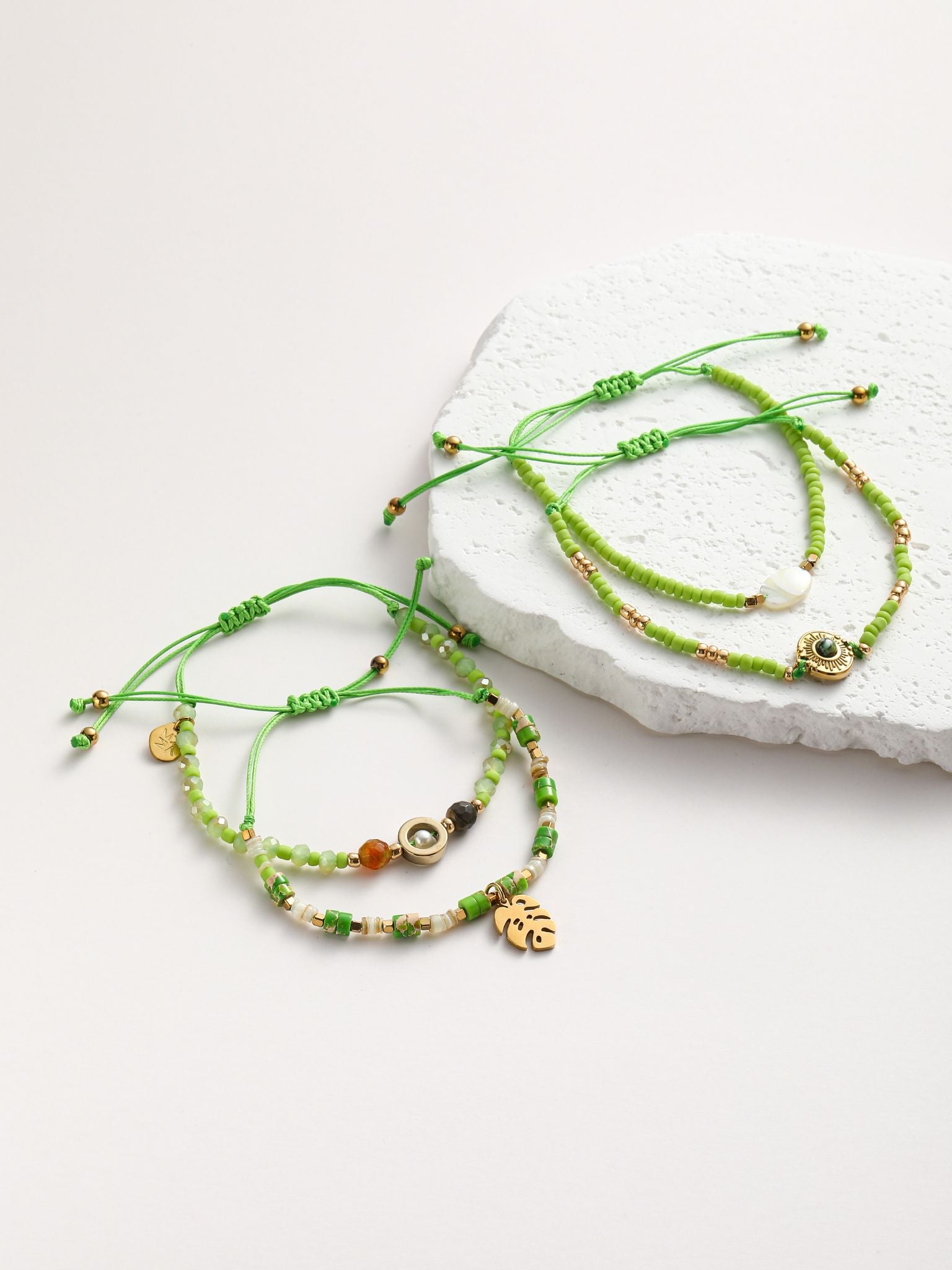 Bracciale pietra e perline infilato con la corda 4