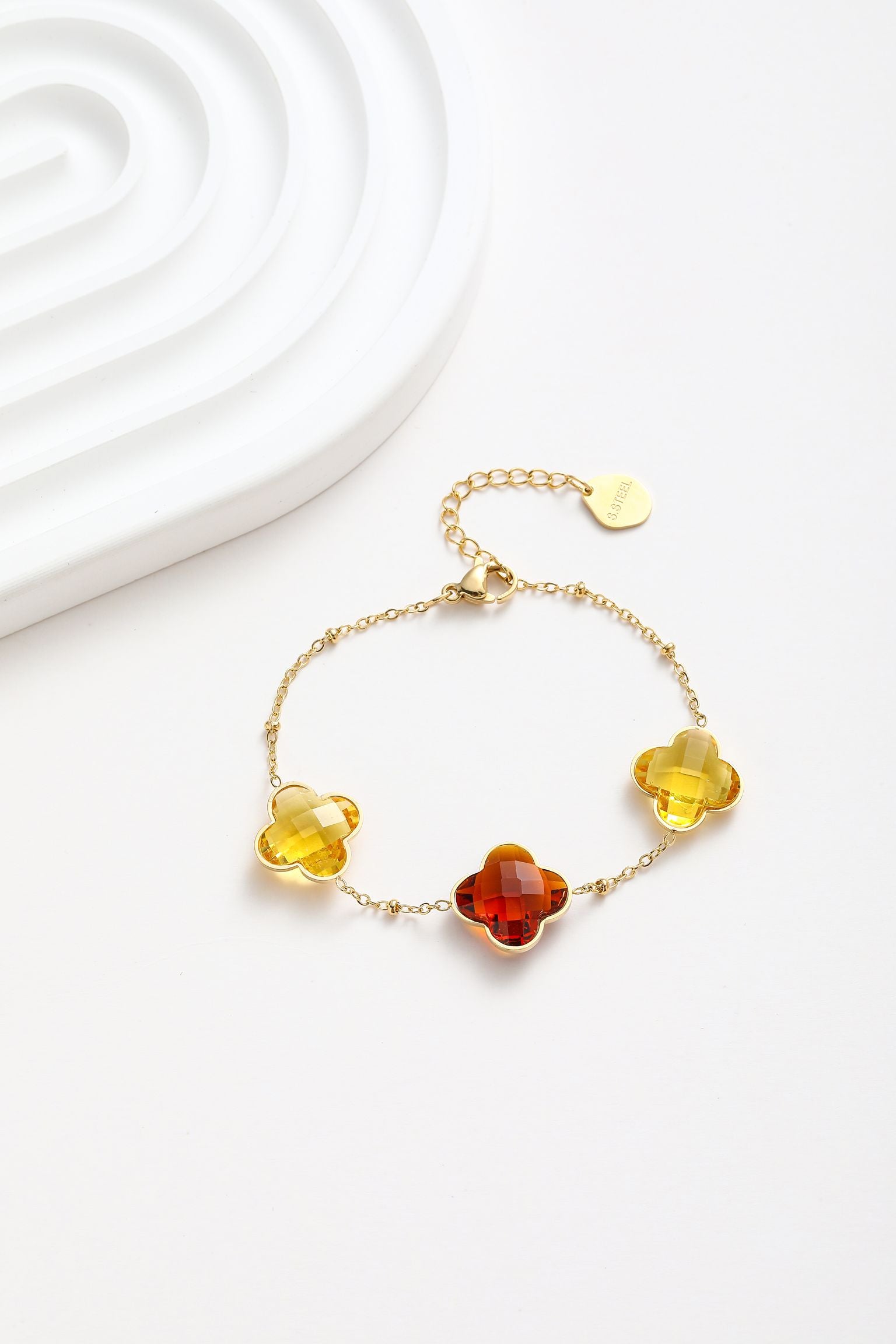Braccialeto con strass a forma quadrifoglio