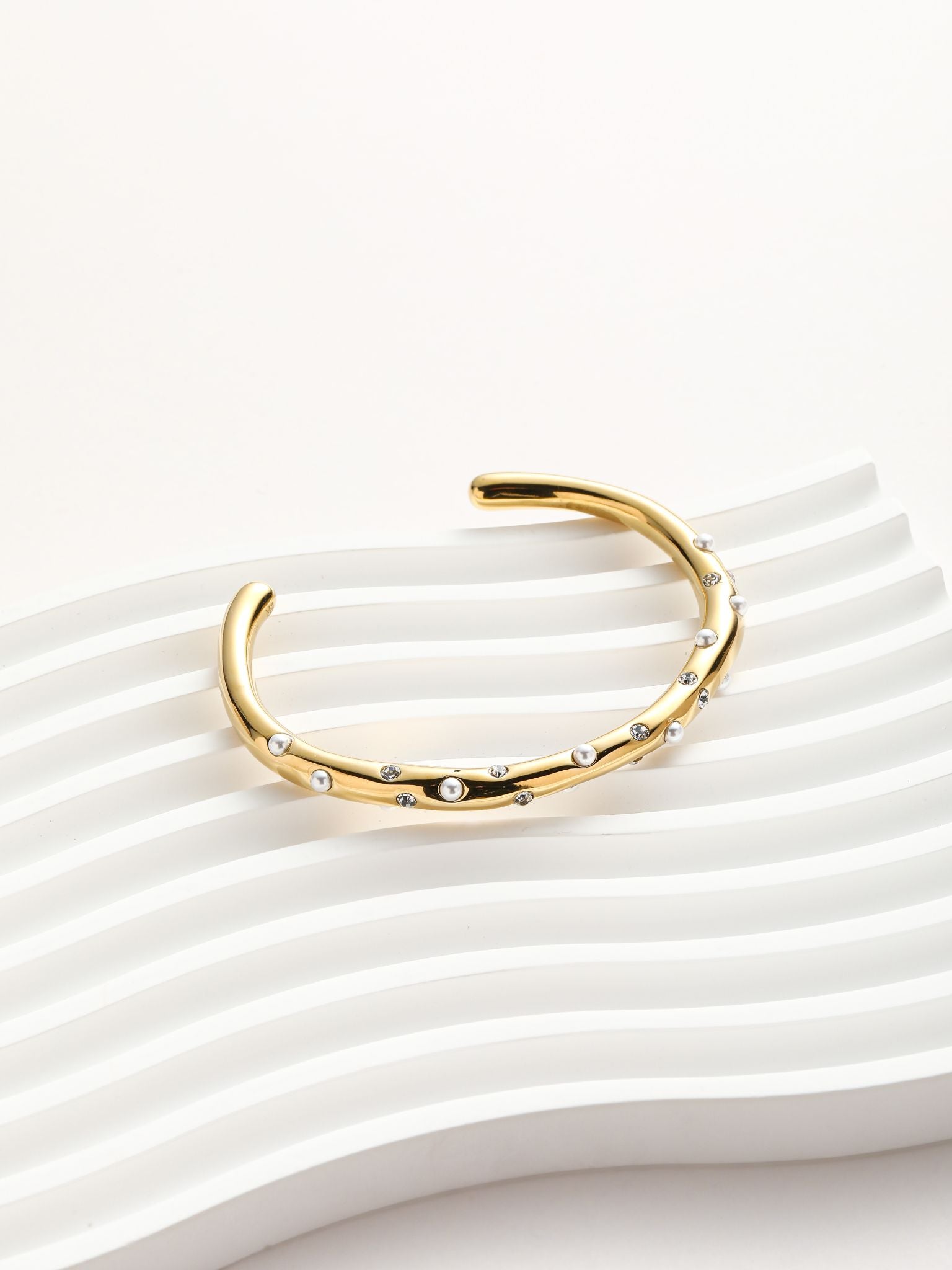 Bracciale rigido con perla di fiume e strass