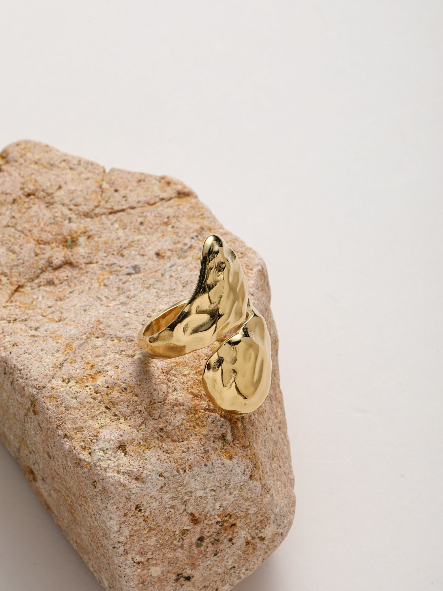 Anello acciaio a forma di goccia