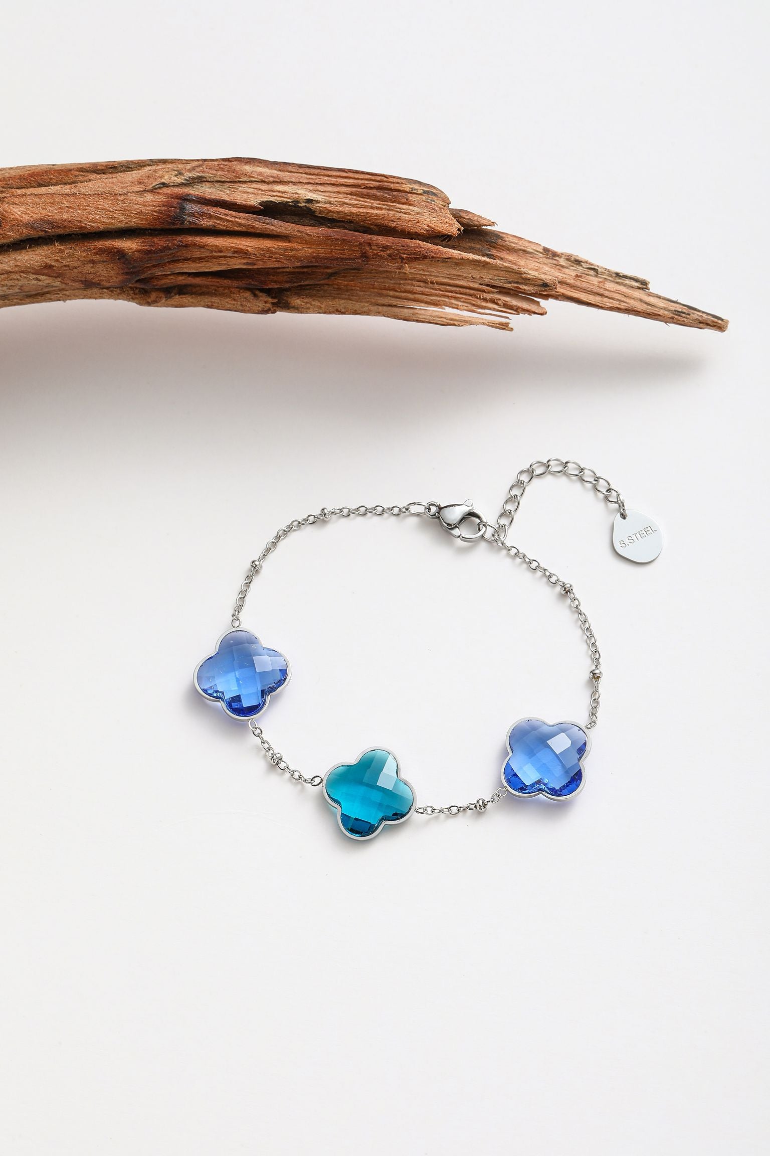 Braccialeto con strass a forma quadrifoglio