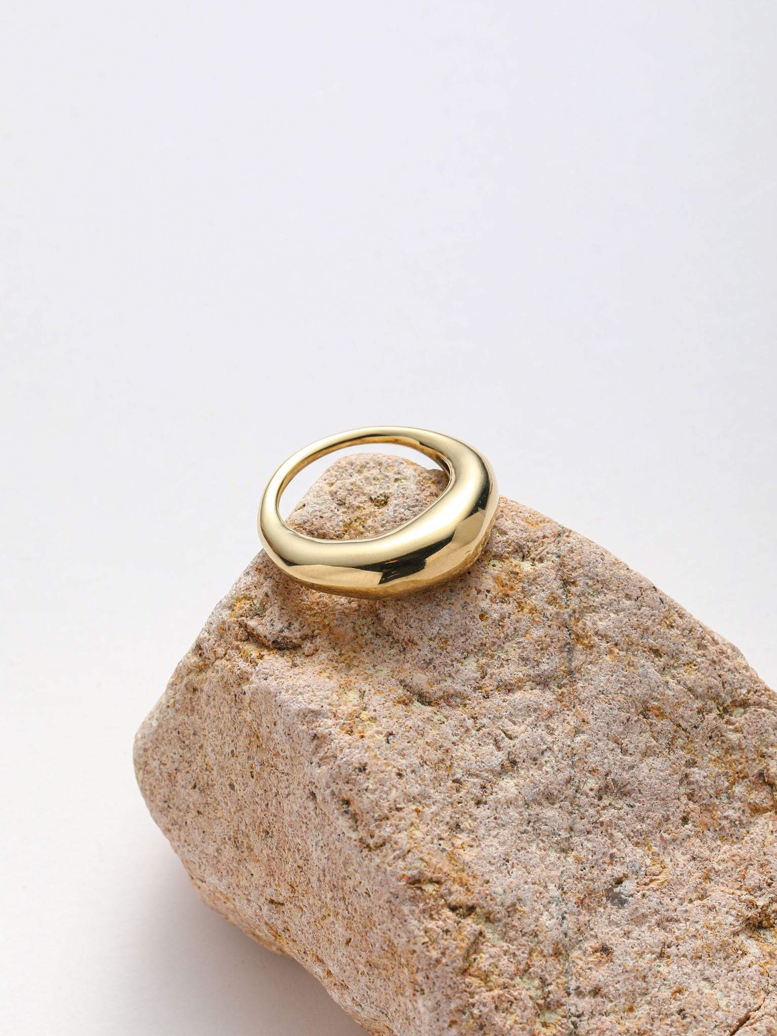 Anello a forma di goccia