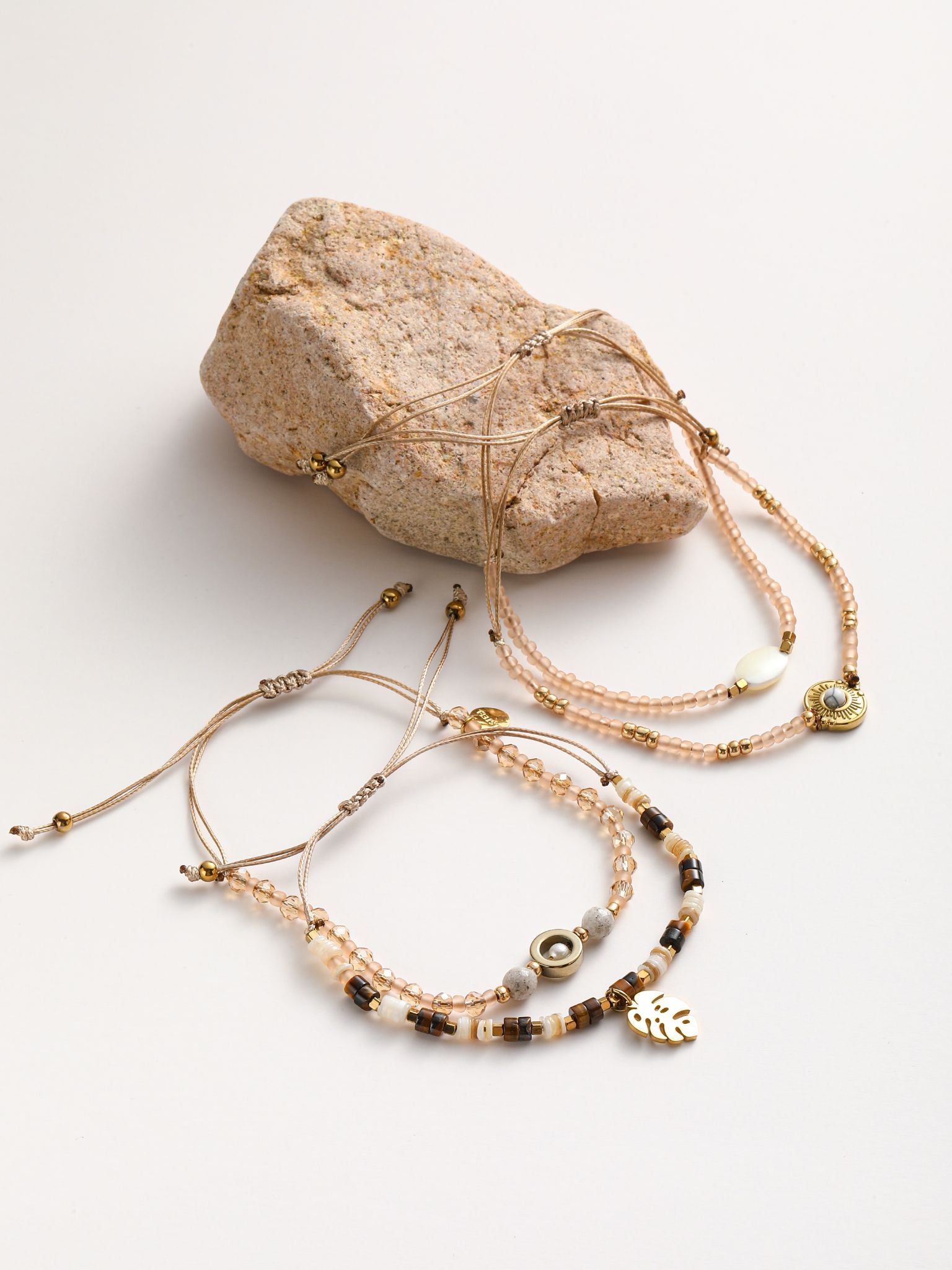 Bracciale pietra e perline infilato con la corda 4