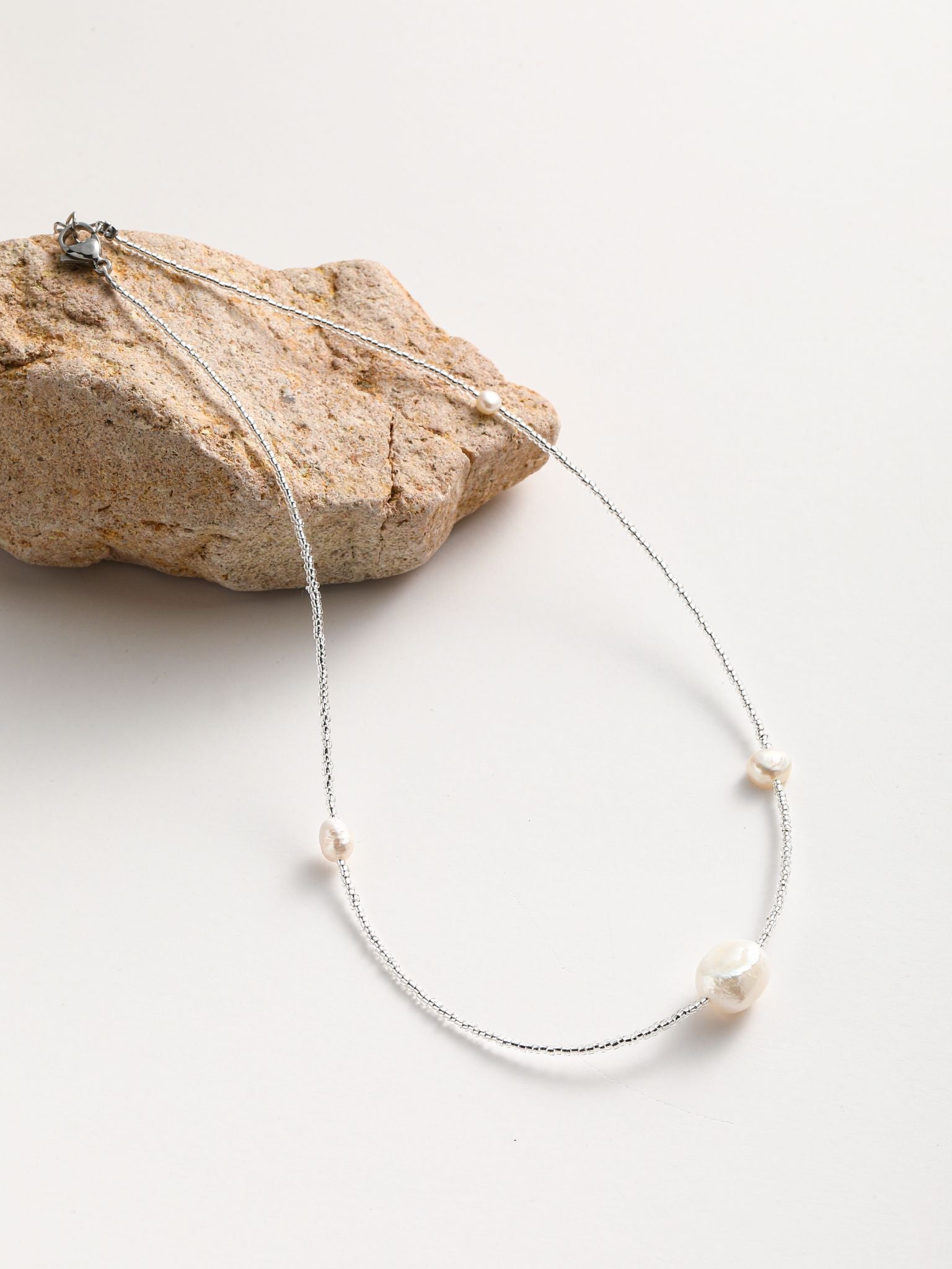 Collana in perle fiume e perline