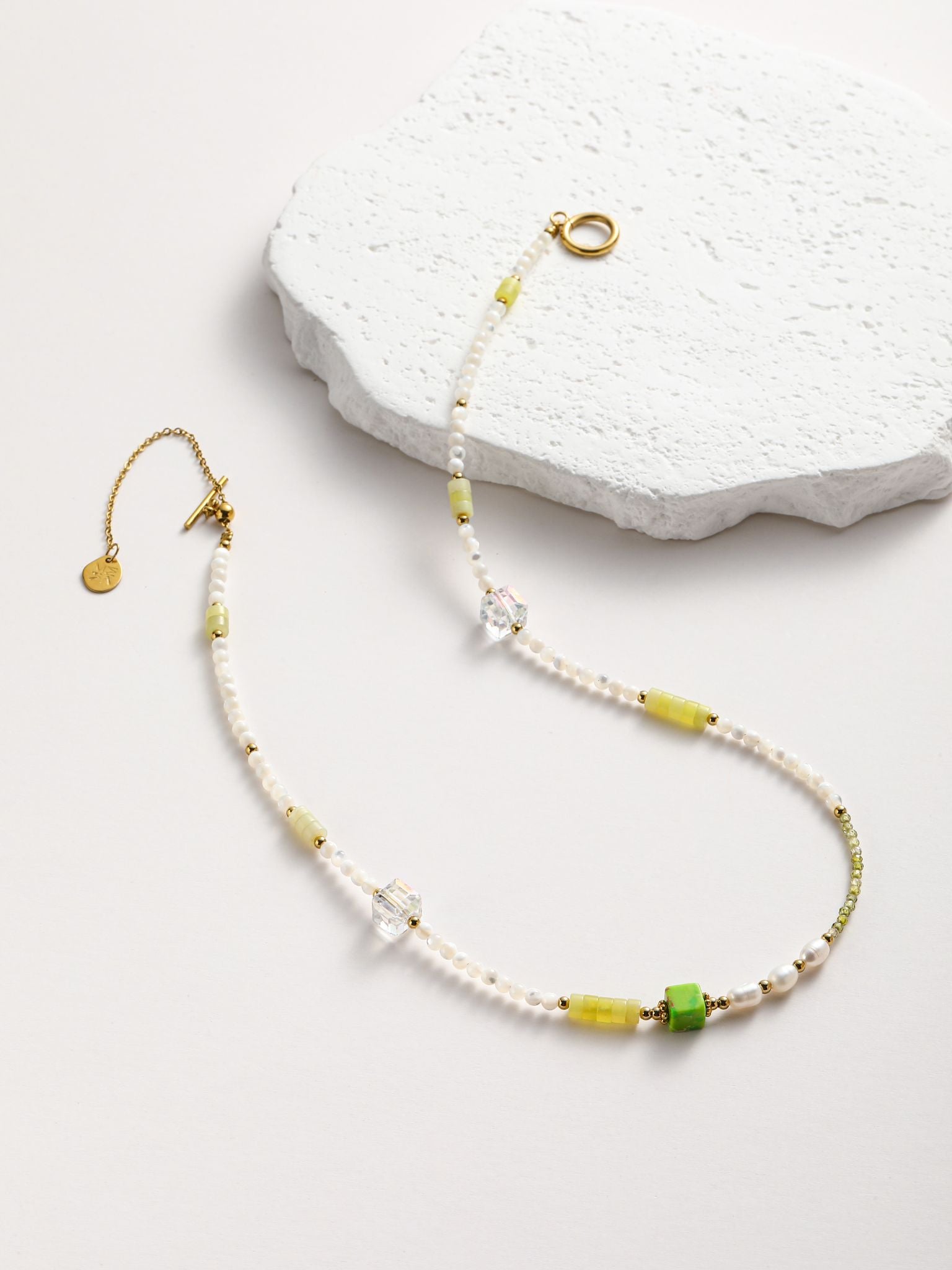 Collana in perle fiume e pietra dura