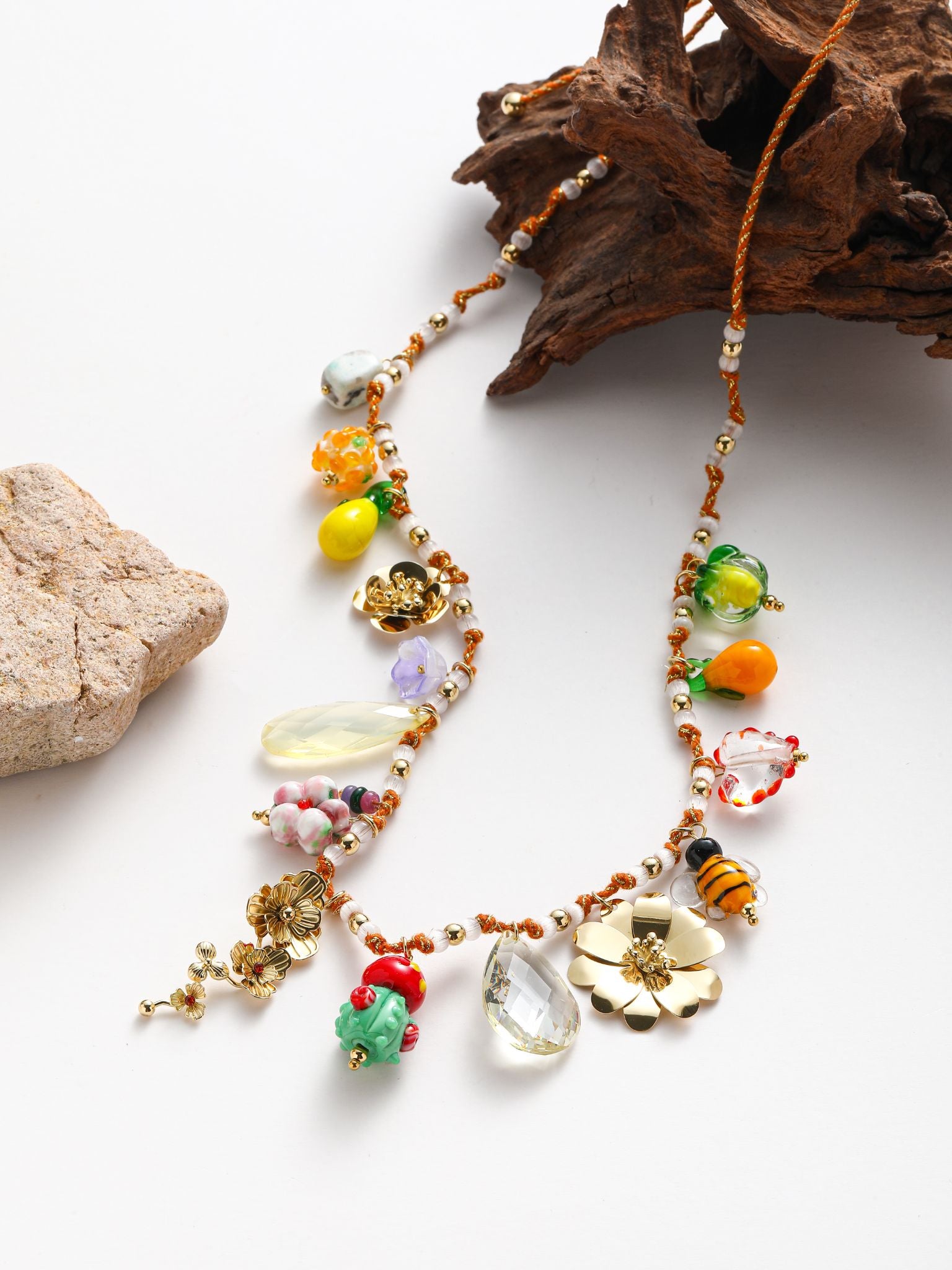 Collana con pedenti fluta fiore ape ect.