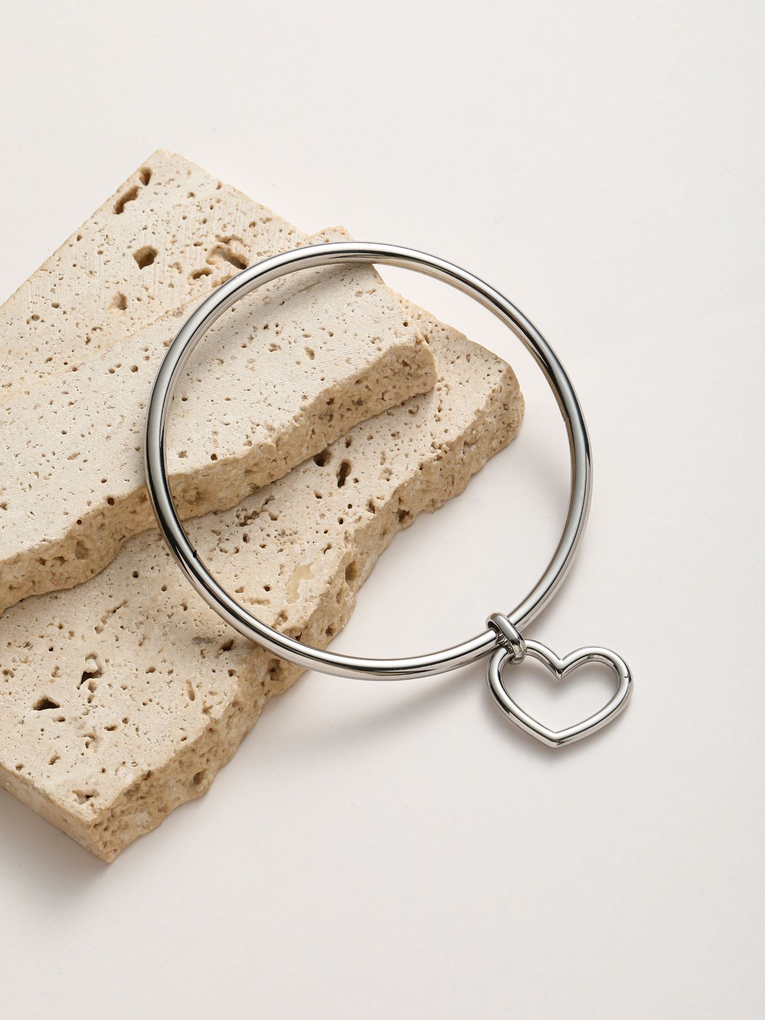 Bracciale rigido acciaio con cuore pedente