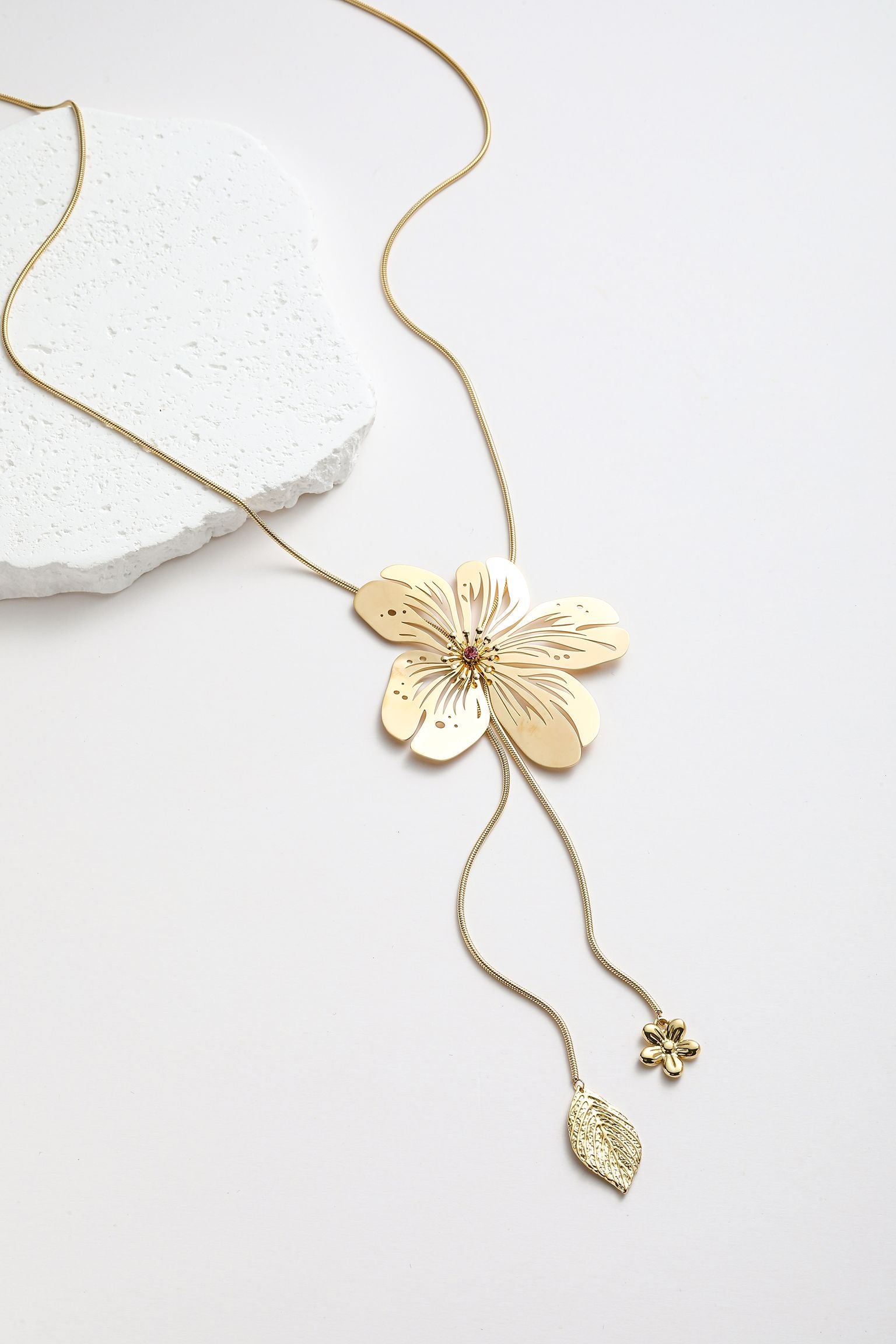 Collana a forma Y con fiore floreale