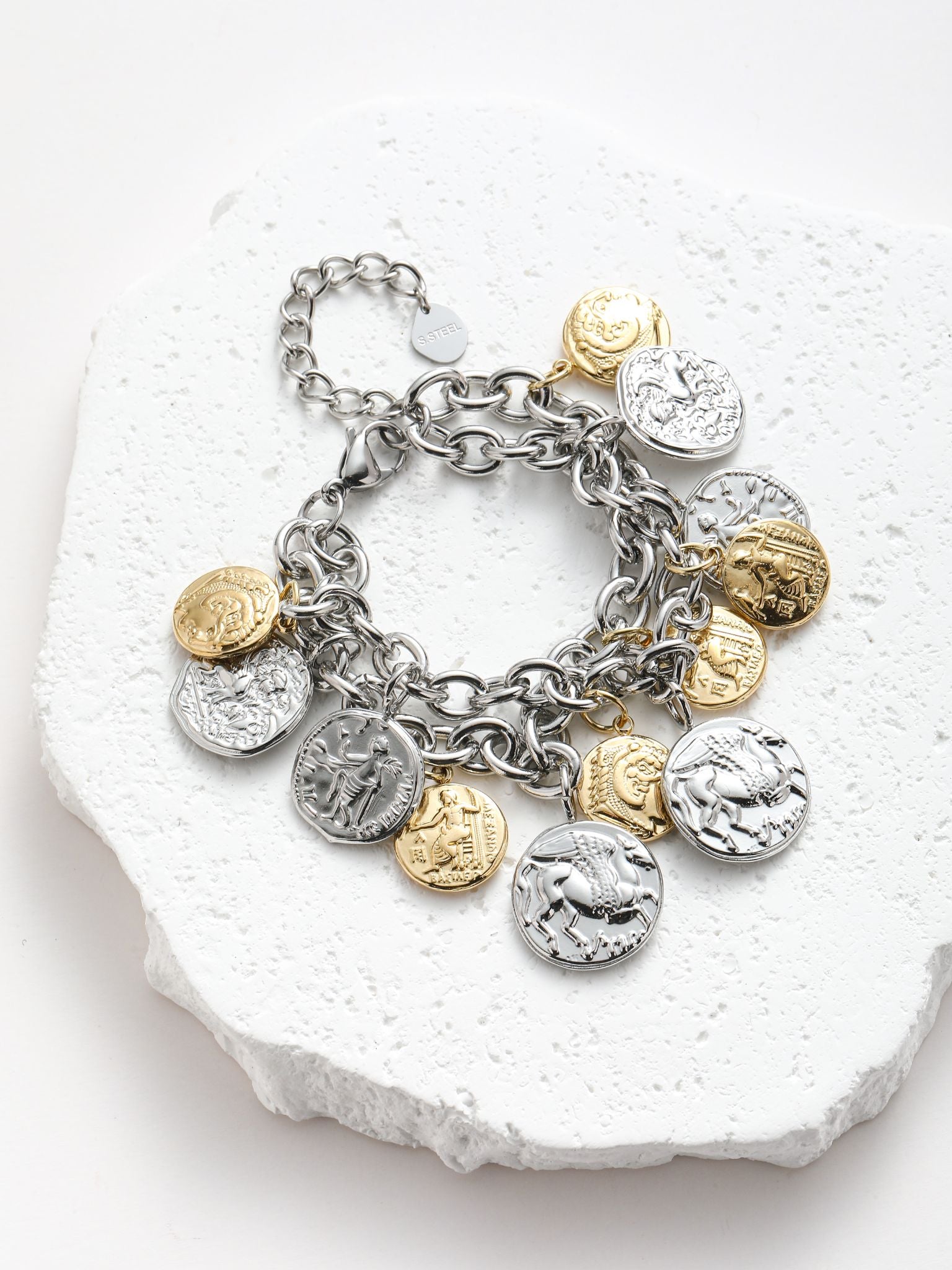 Braccialeto con pedenti monete