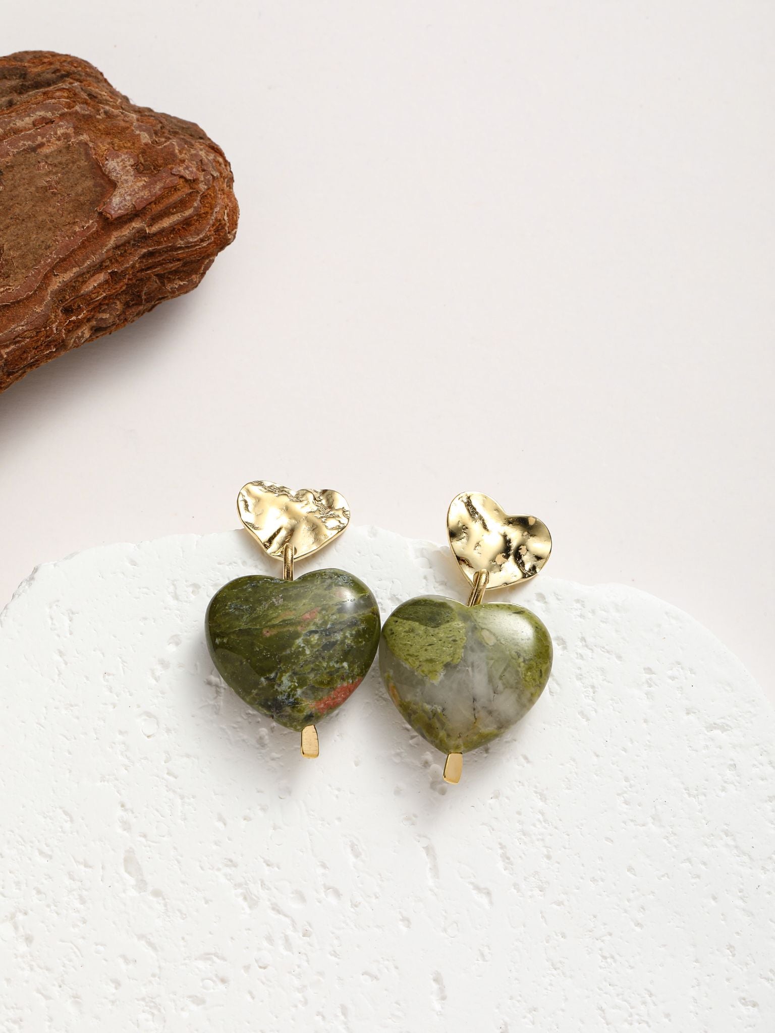 Orecchini con pietra dura a forma cuore