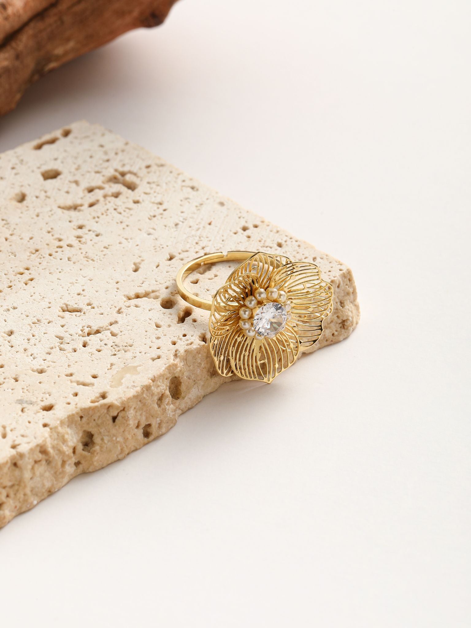 Anello floreale con cristallo