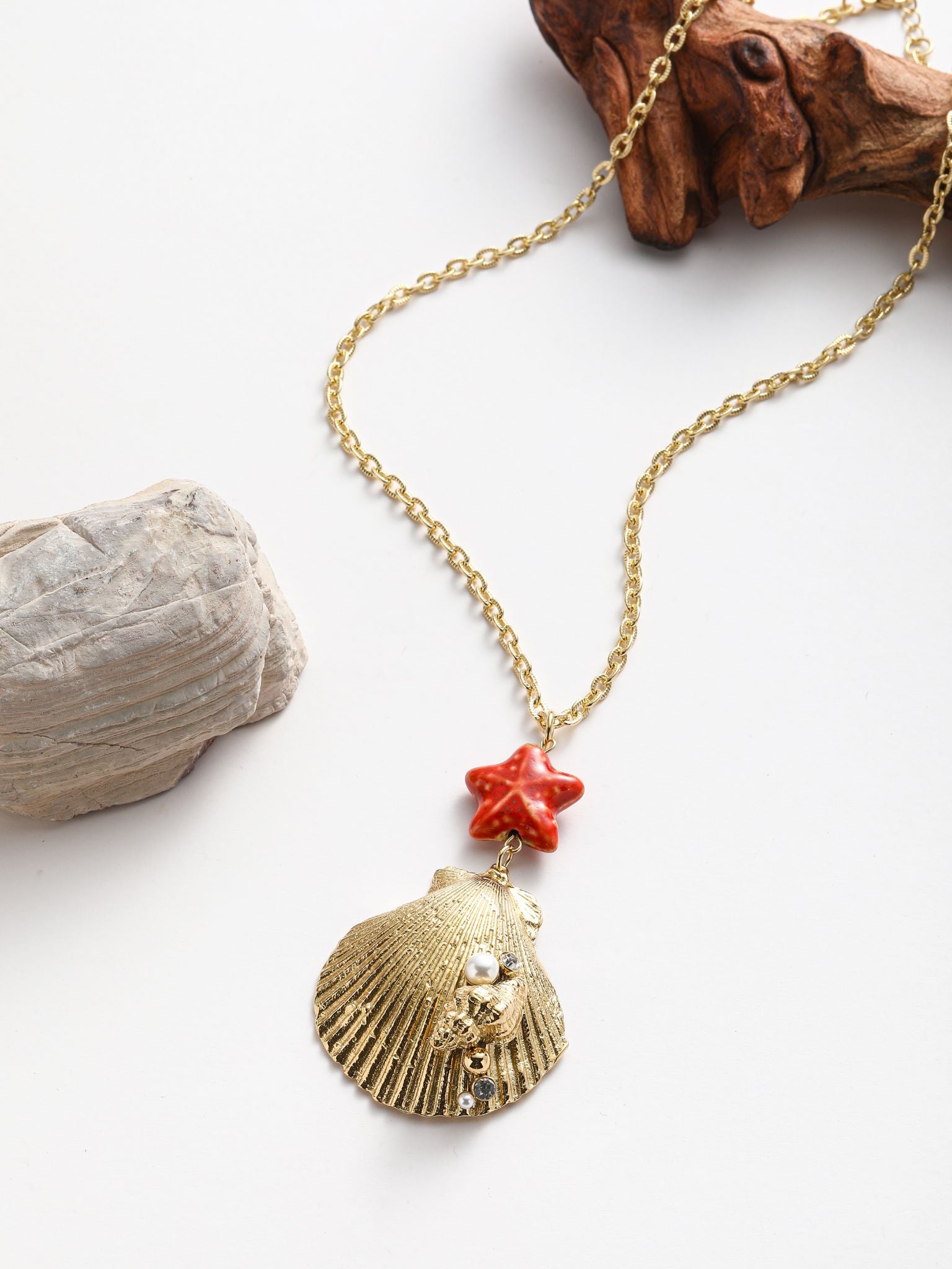 Collana con conchiglia pedente