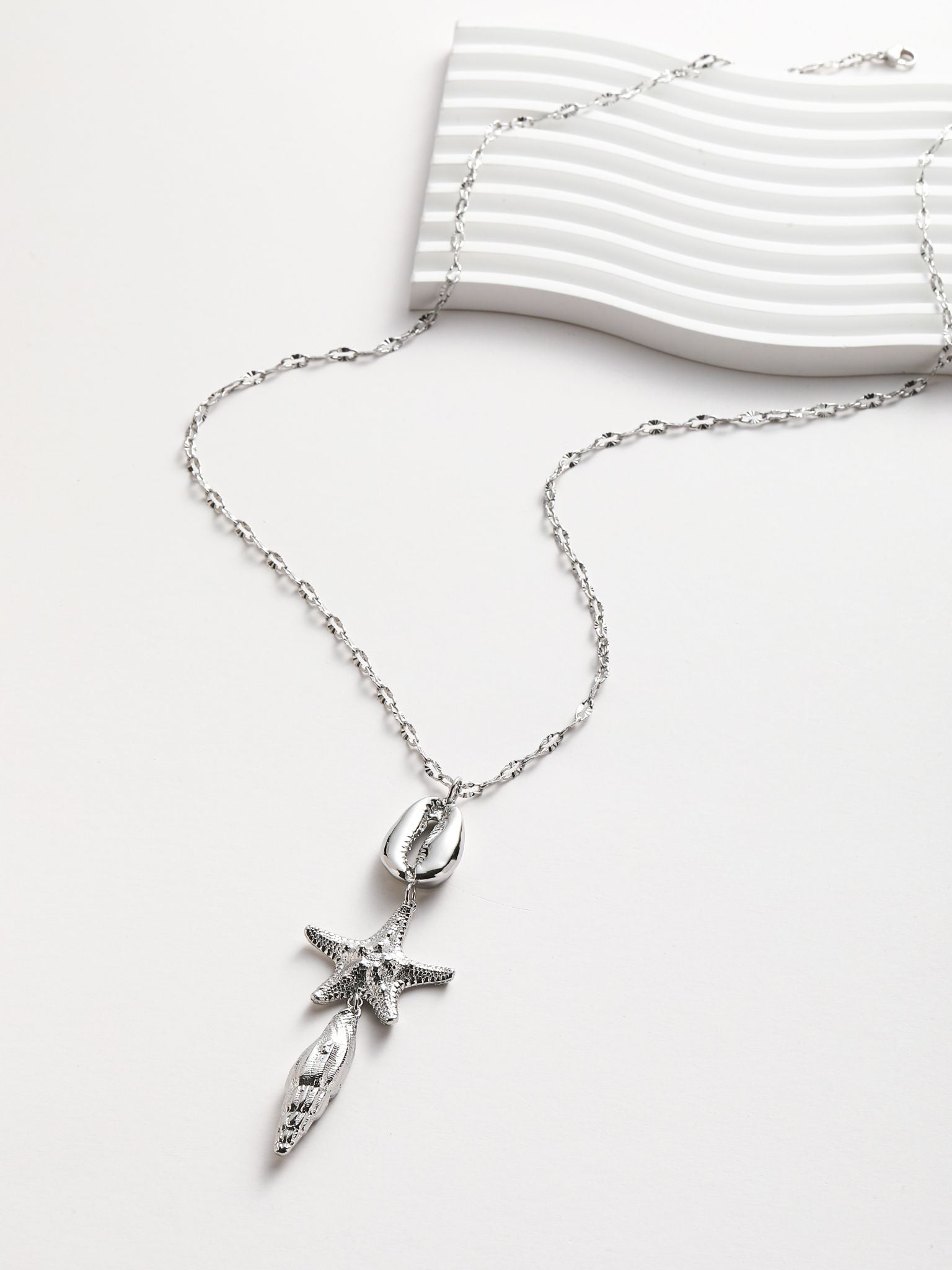 Collana con conchiglia pedente