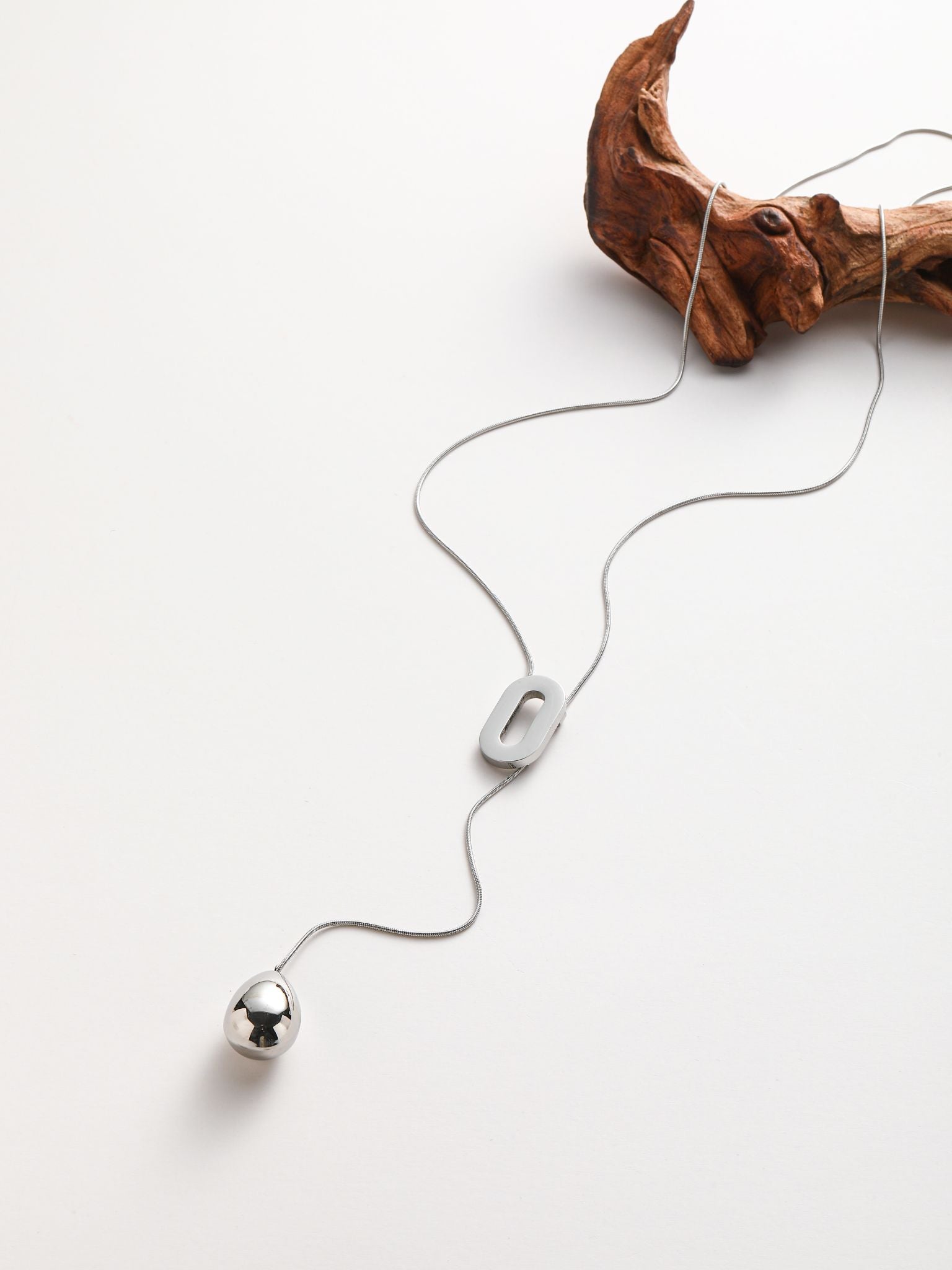 Collana con pedente a forma goccia