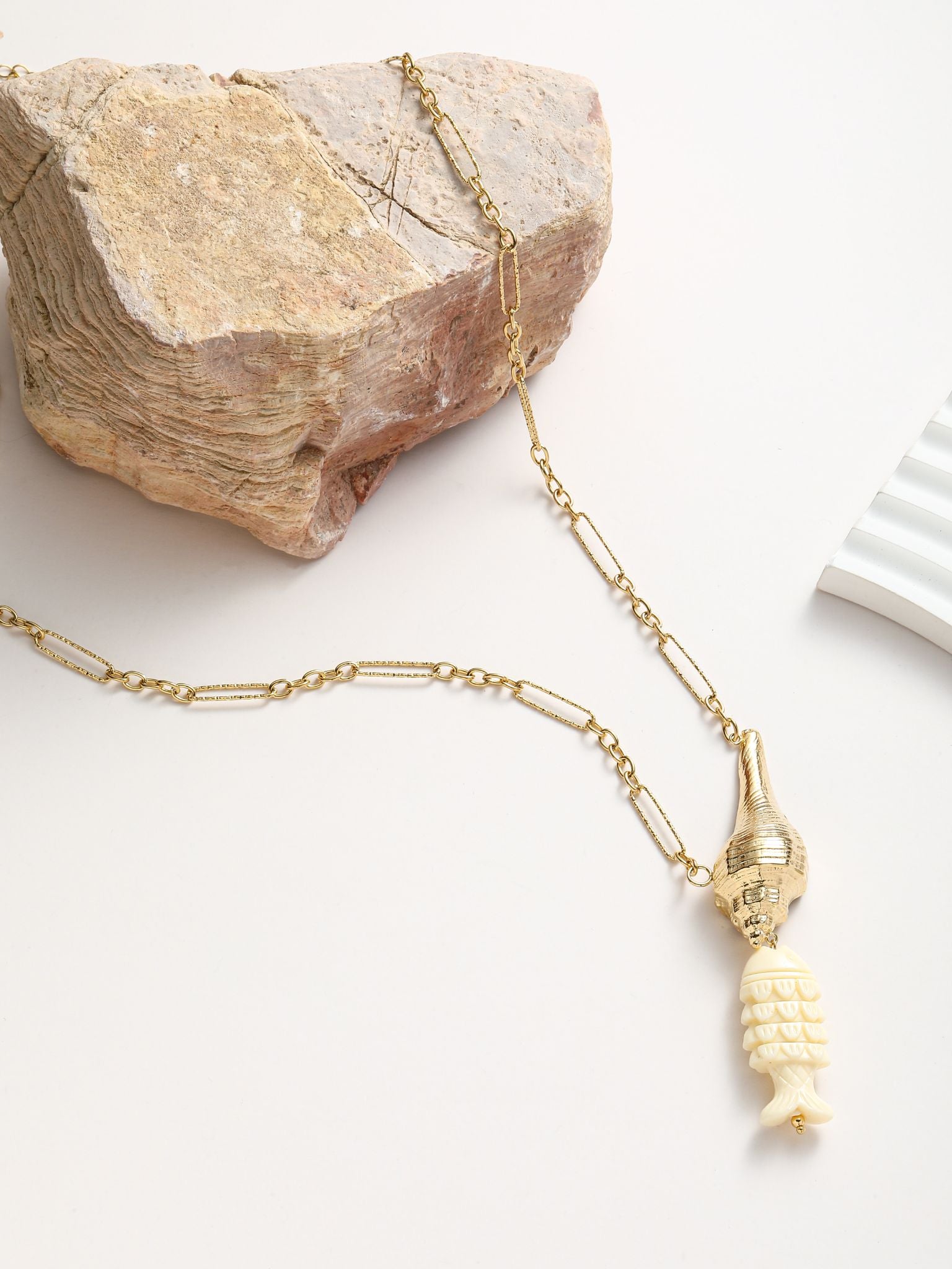 Collana con conchiglia e il pesce pedente