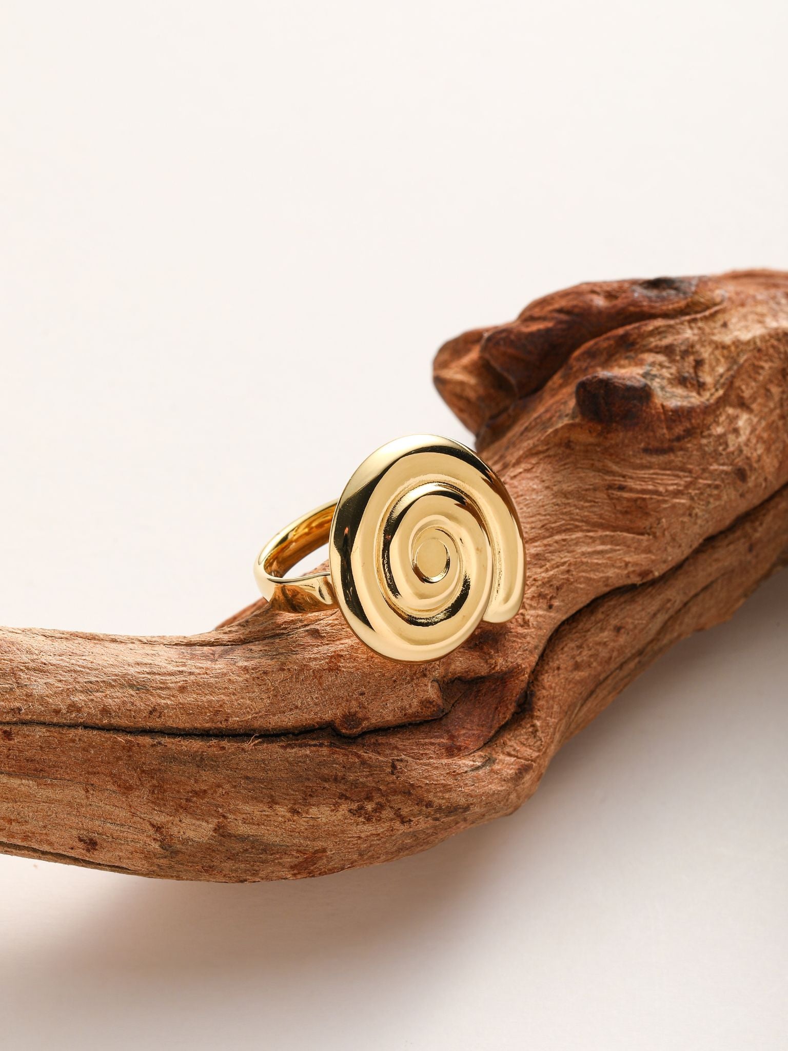 Anello in forma conchiglia