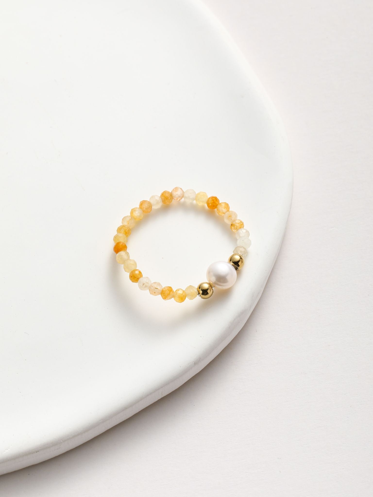 Anello in perla fiume e pietra dura