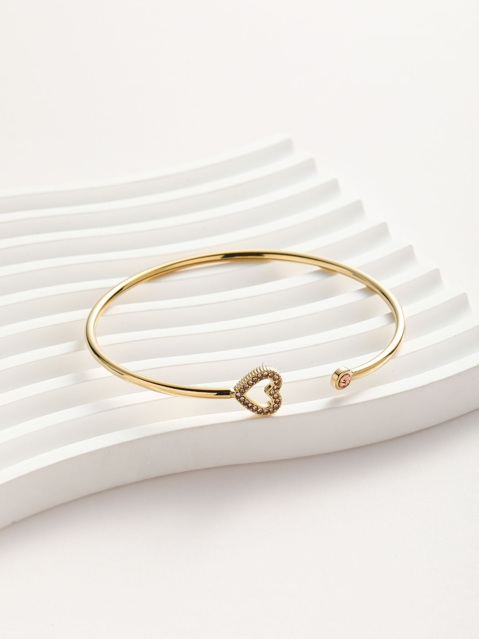 Bracciale rigido con cuore strass