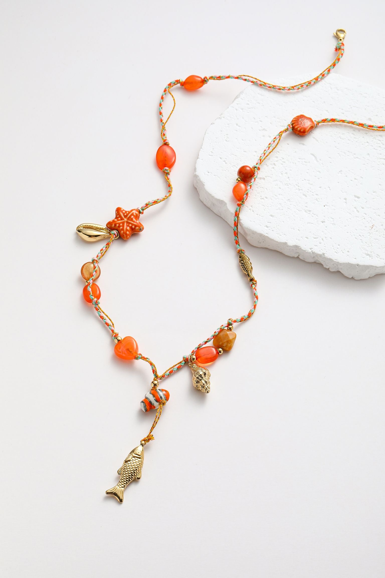 Collana con conchiglie e pedente in corda cerata