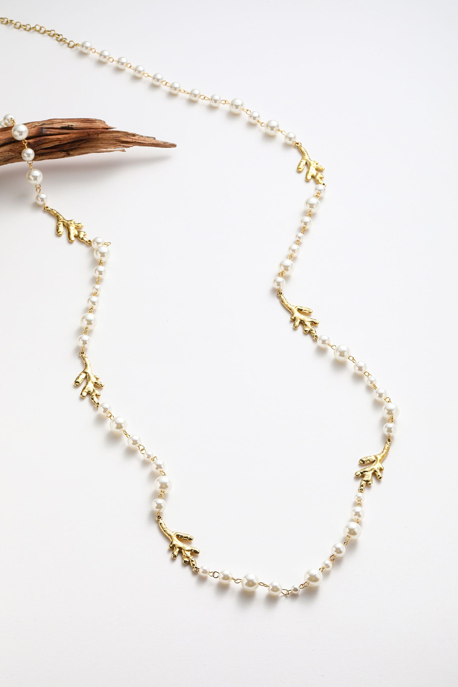 Collana con pezzi corallo in acciaio e perle bianc