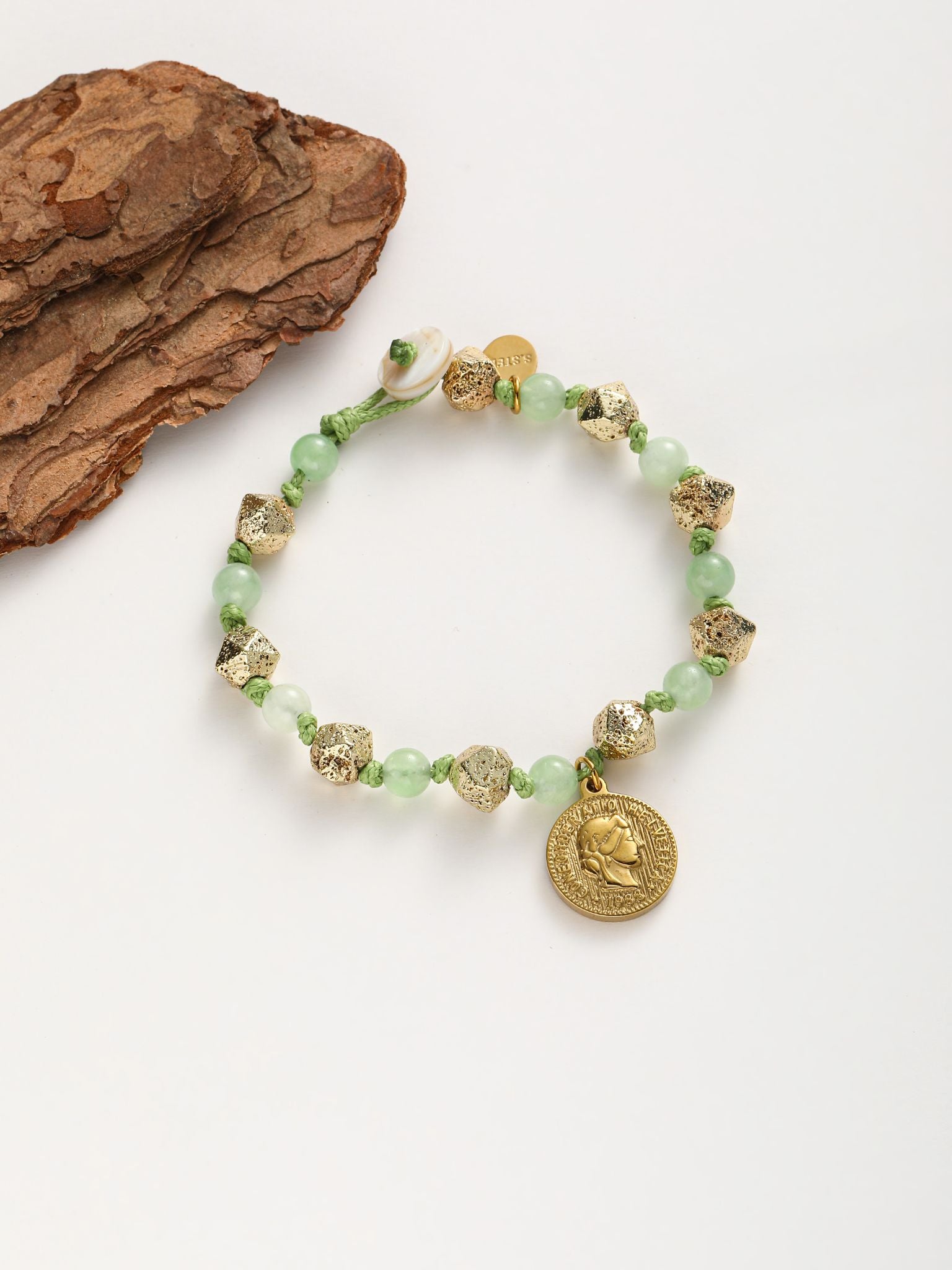 Bracciale infilato con AGATA e il ciondolo moneta